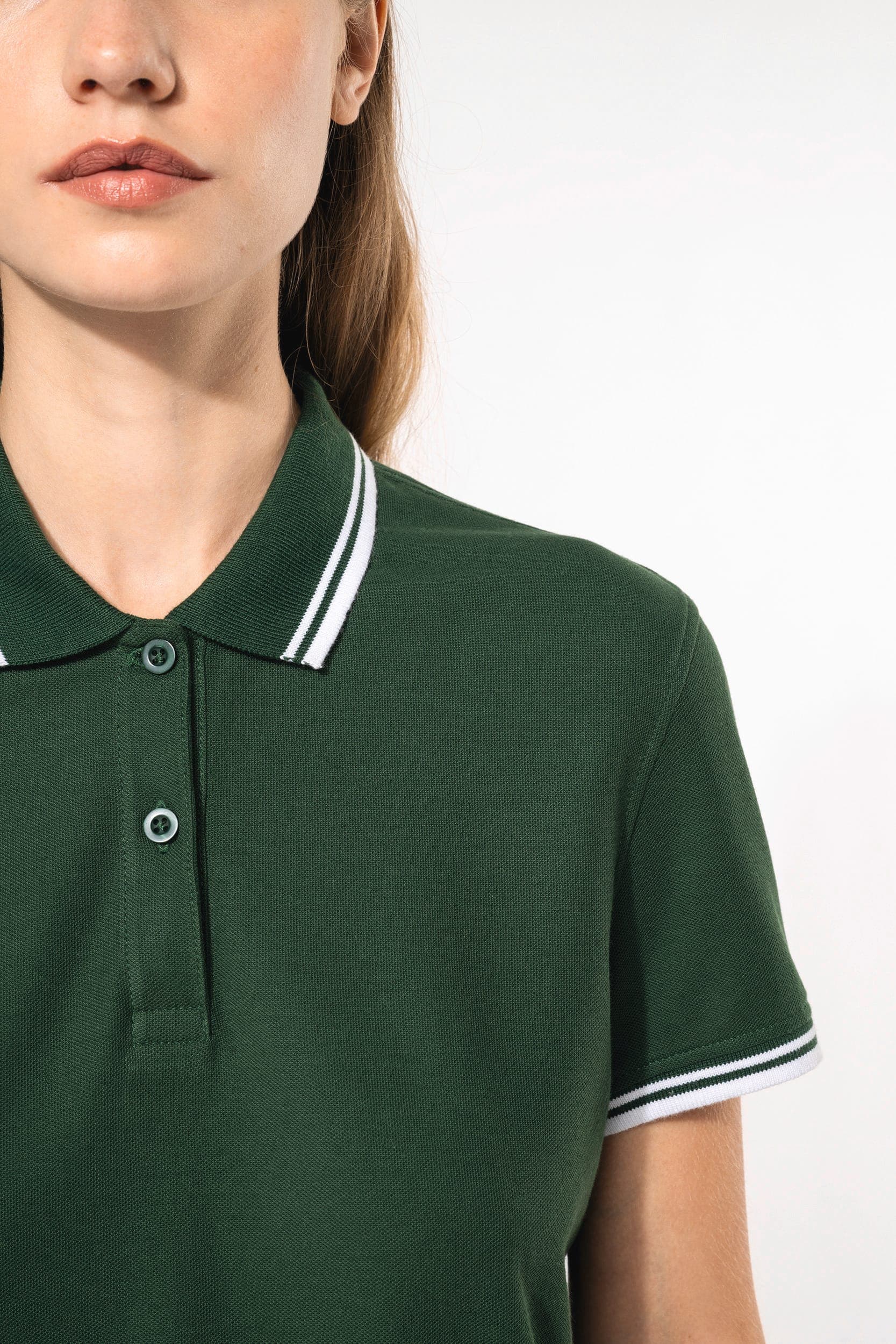 Polo femme manches courtes à liserés contrastés en situation