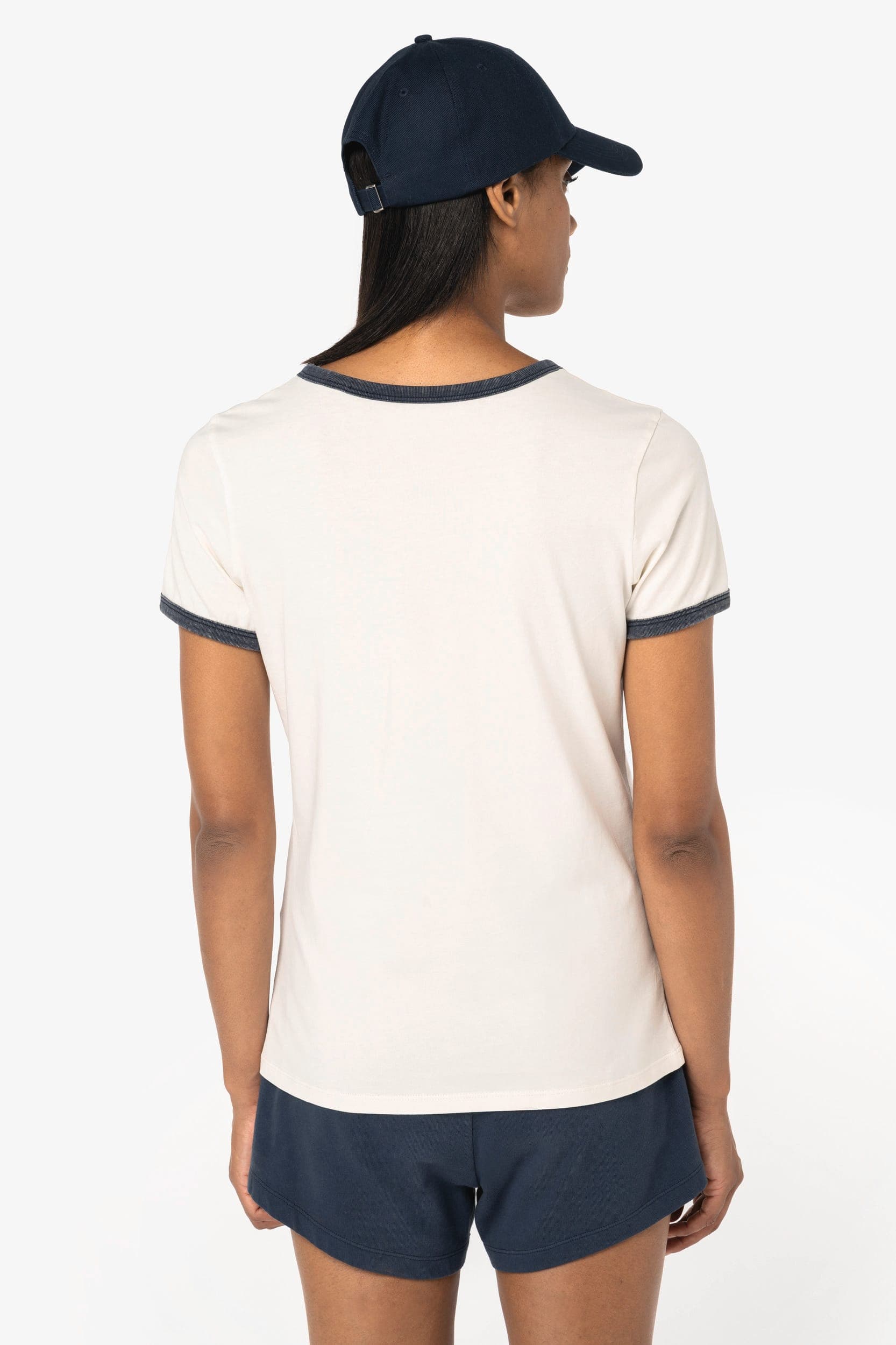 T-shirt ringer écoresponsable à bords contrastés effet délavé femme en situation