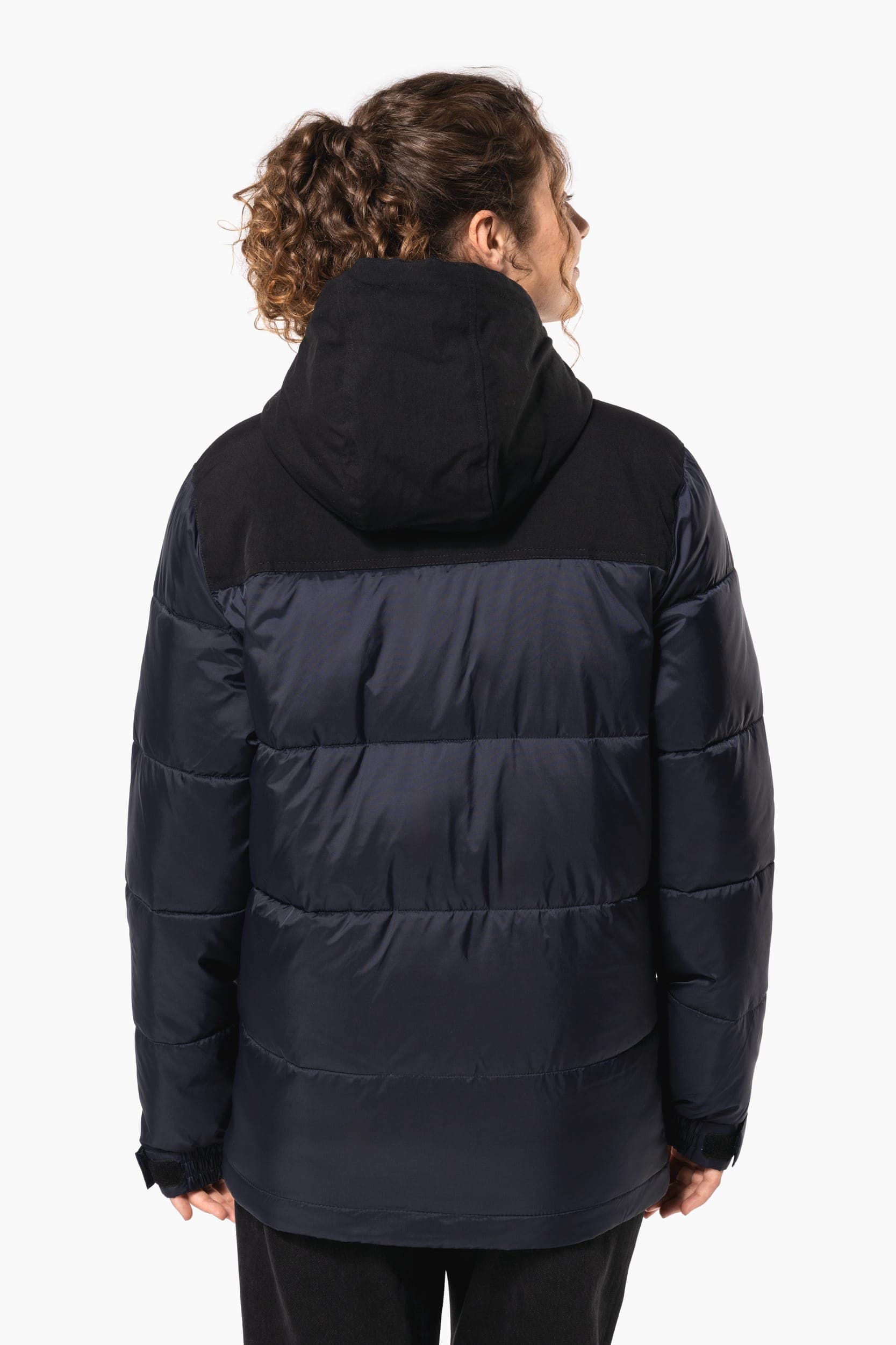 Parka matelassée à capuche bi-ton unisexe en situation