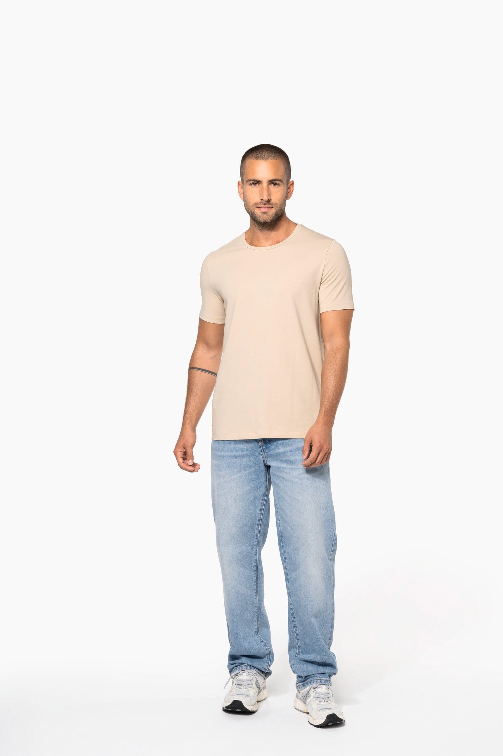 T-shirt col rond manches courtes homme en situation