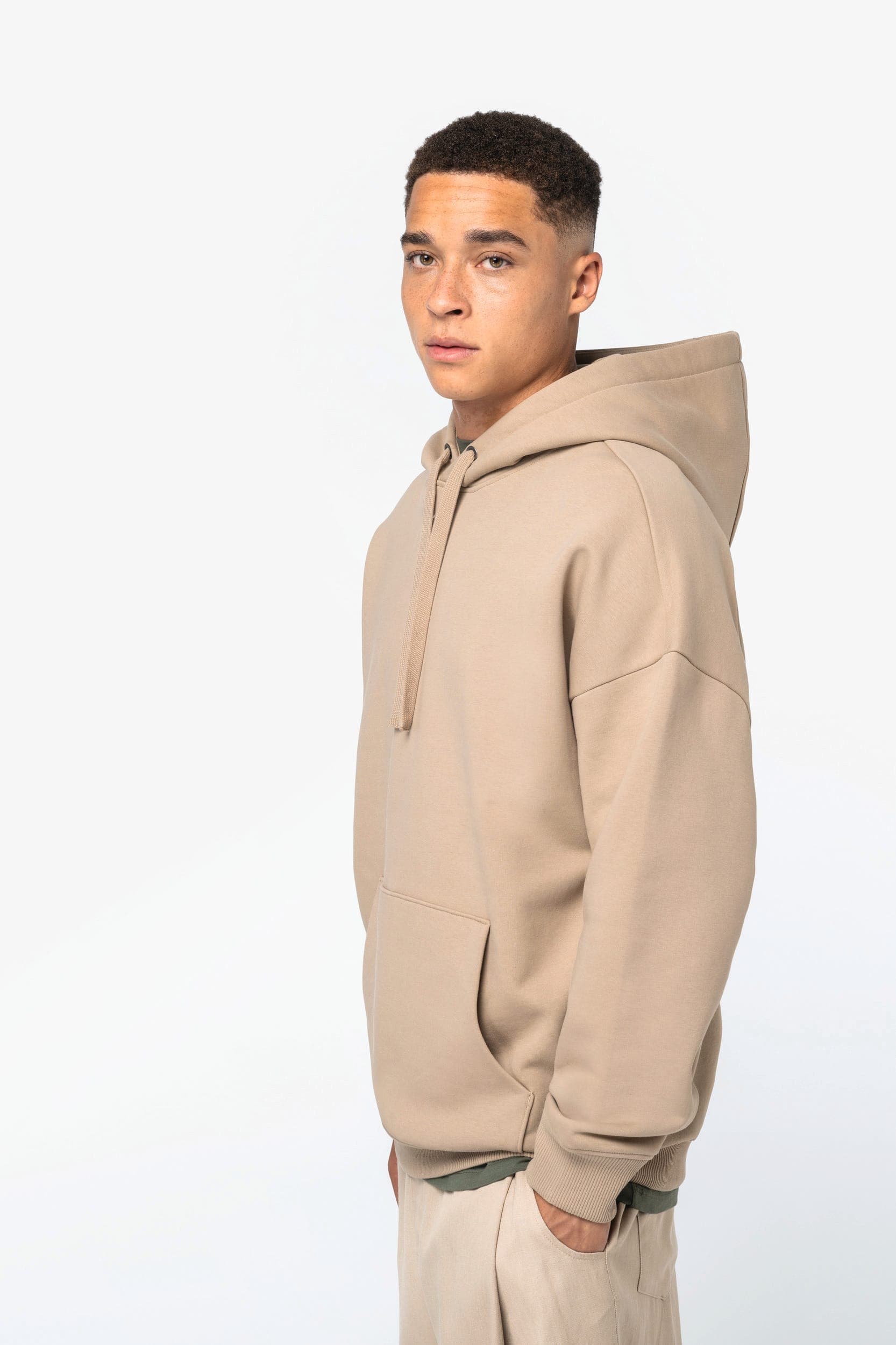 Sweat-shirt écoresponsable à capuche oversize unisexe en situation