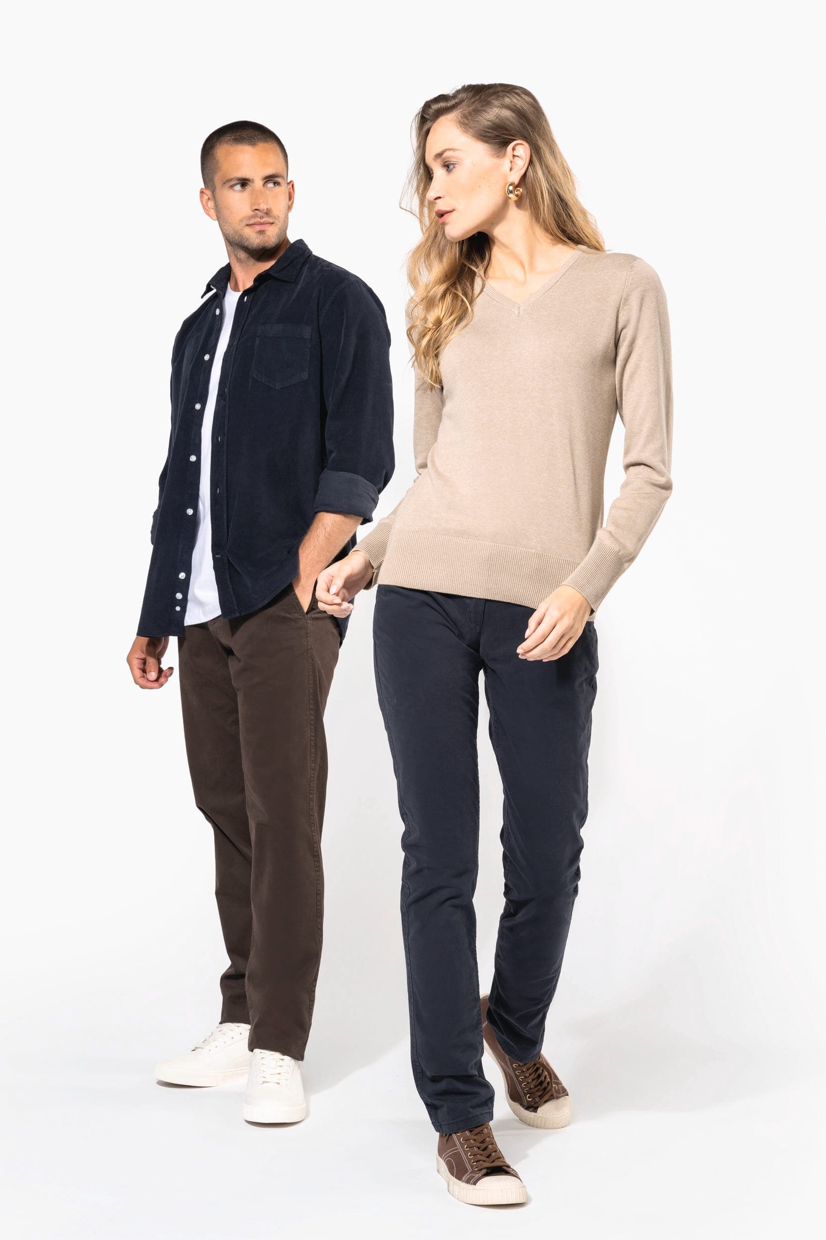 Pantalon chino femme en situation