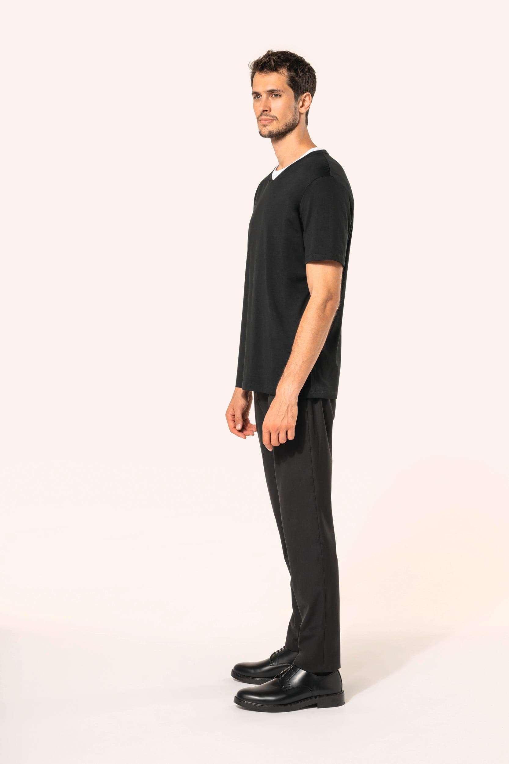 T-shirt Supima® col V manches courtes homme en situation
