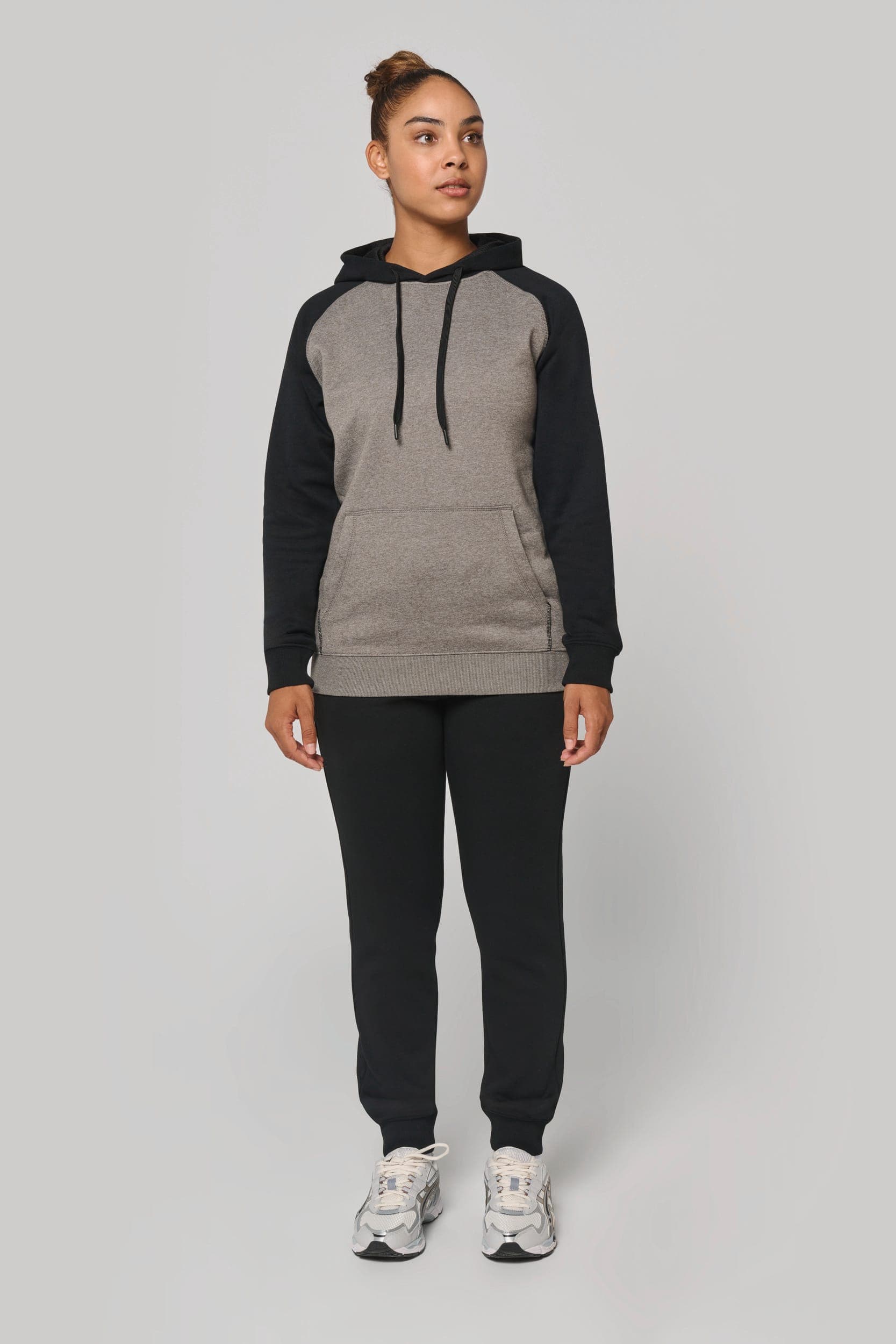 Sweat-shirt à capuche bicolore unisexe en situation
