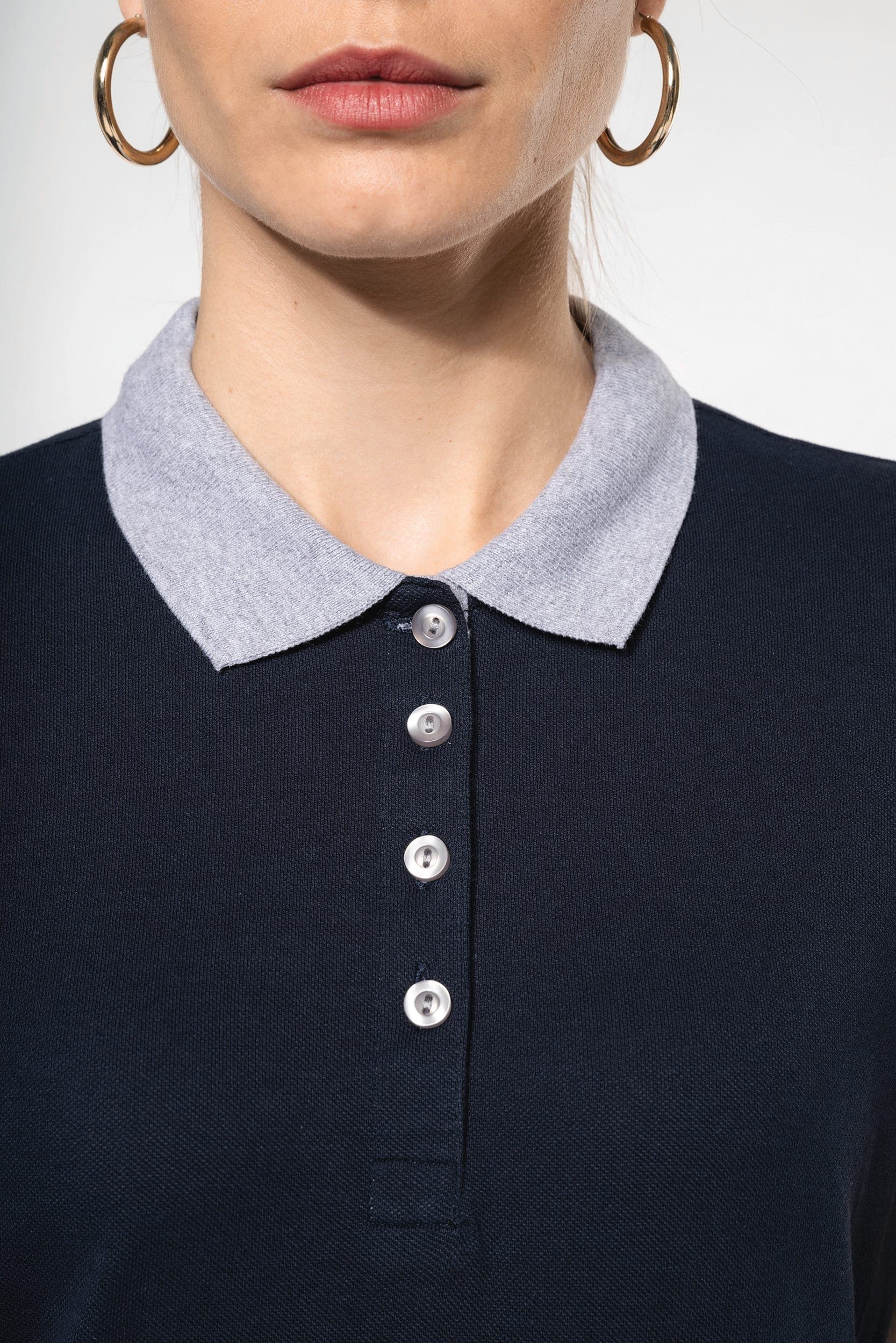 Polo piqué bicolore femme en situation