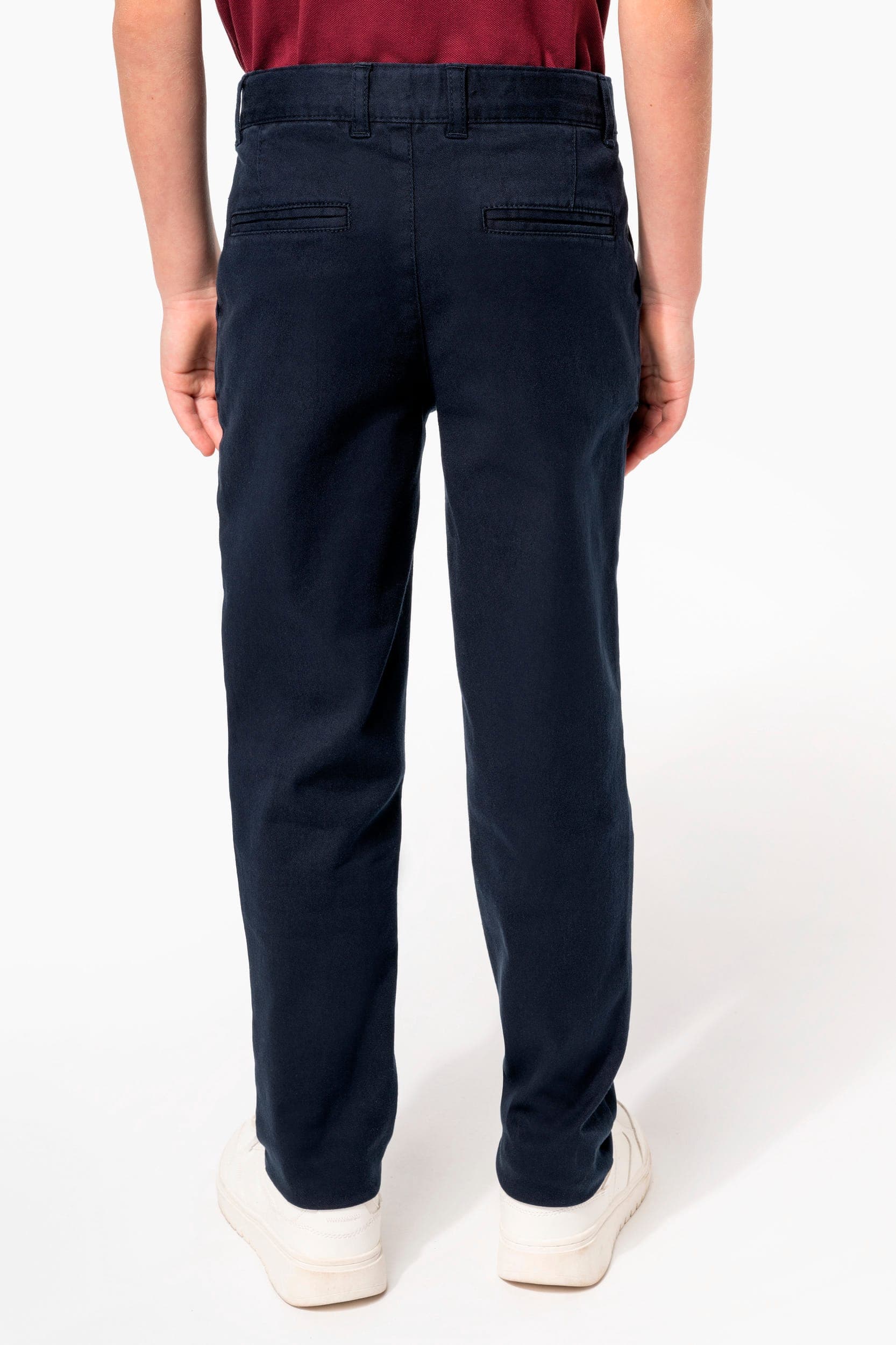 Pantalon chino garçon en situation