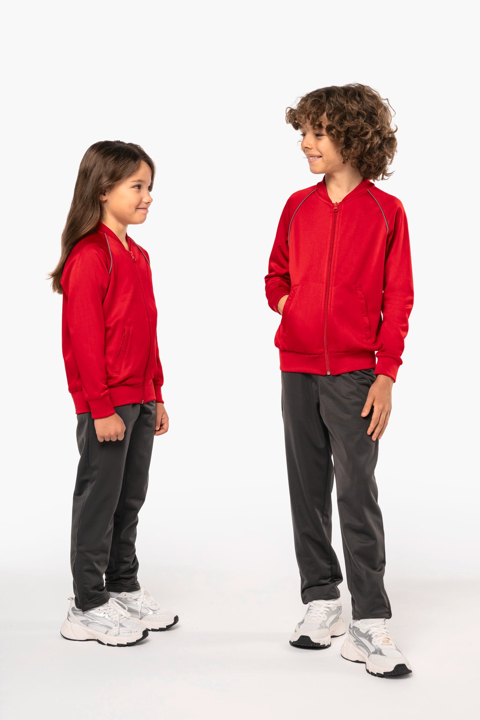 Veste de survêtement zippée avec liseré enfant en situation