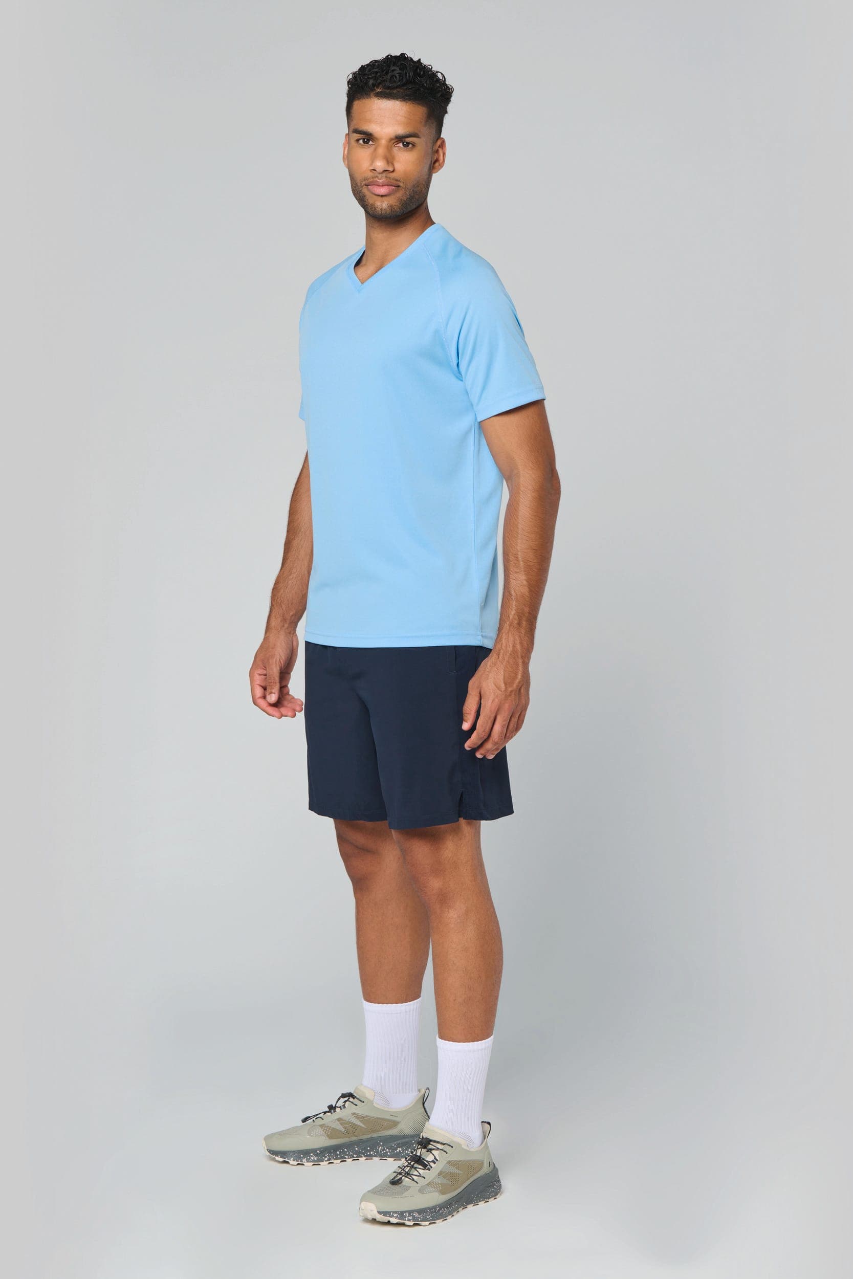T-shirt de sport manches courtes col v homme en situation