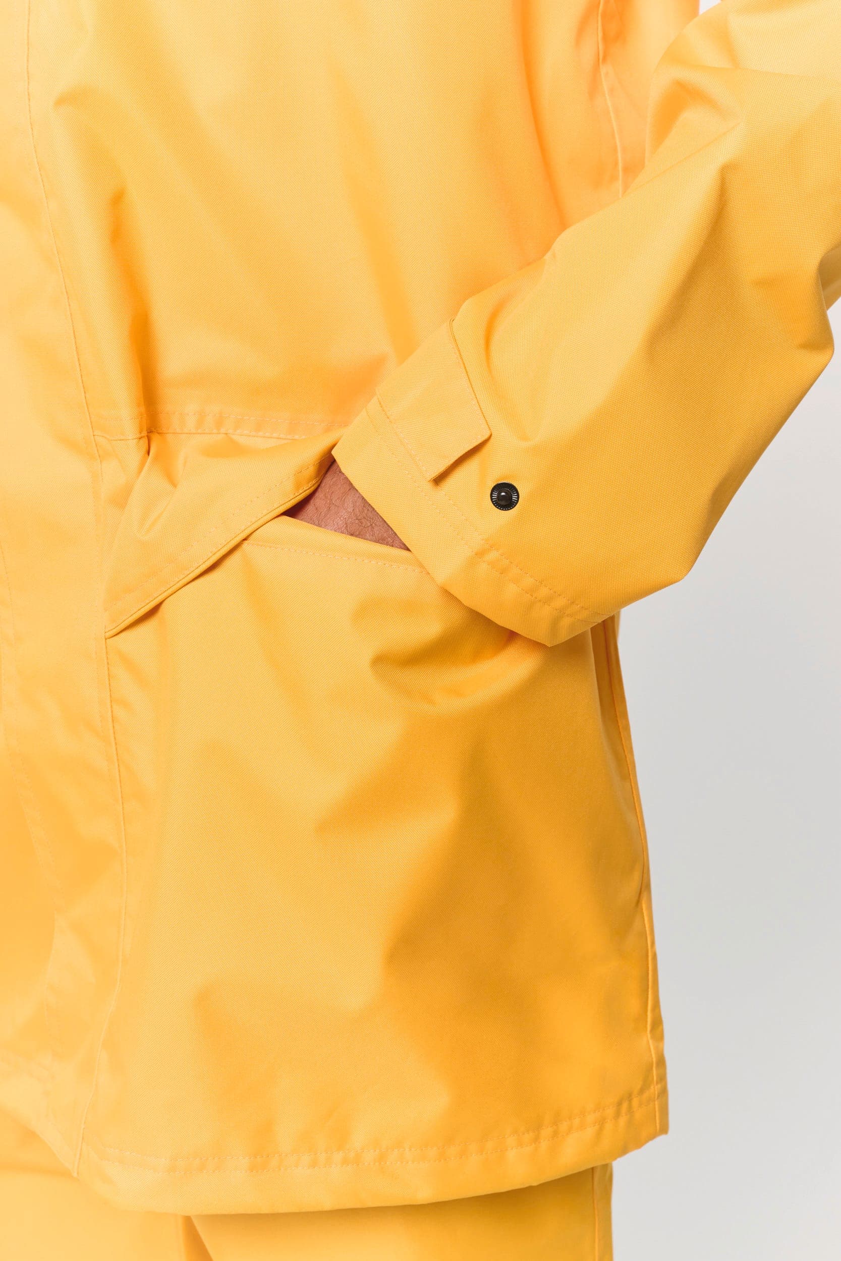Veste de pluie unisexe en situation
