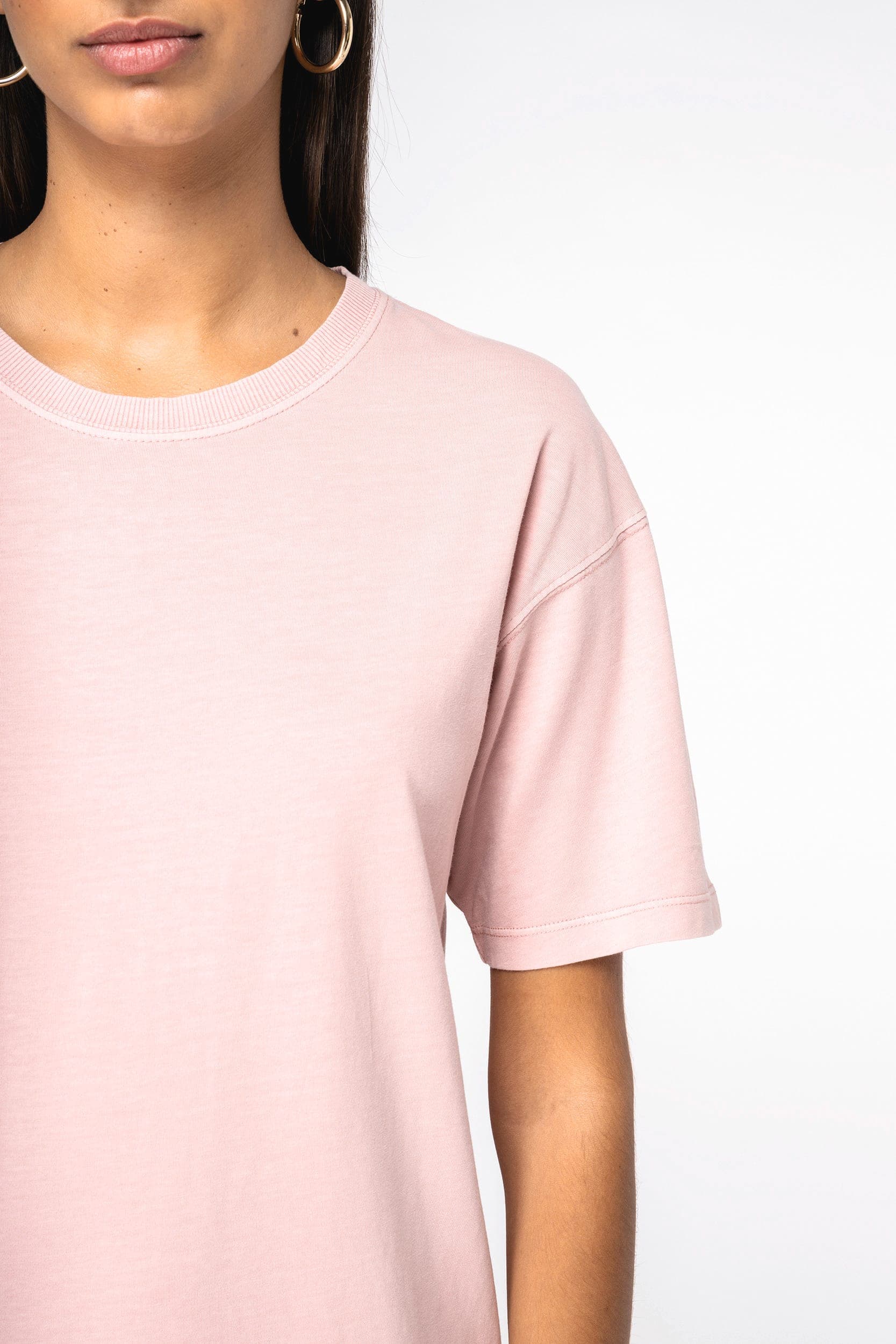 Robe t-shirt écoresponsable délavée femme en situation