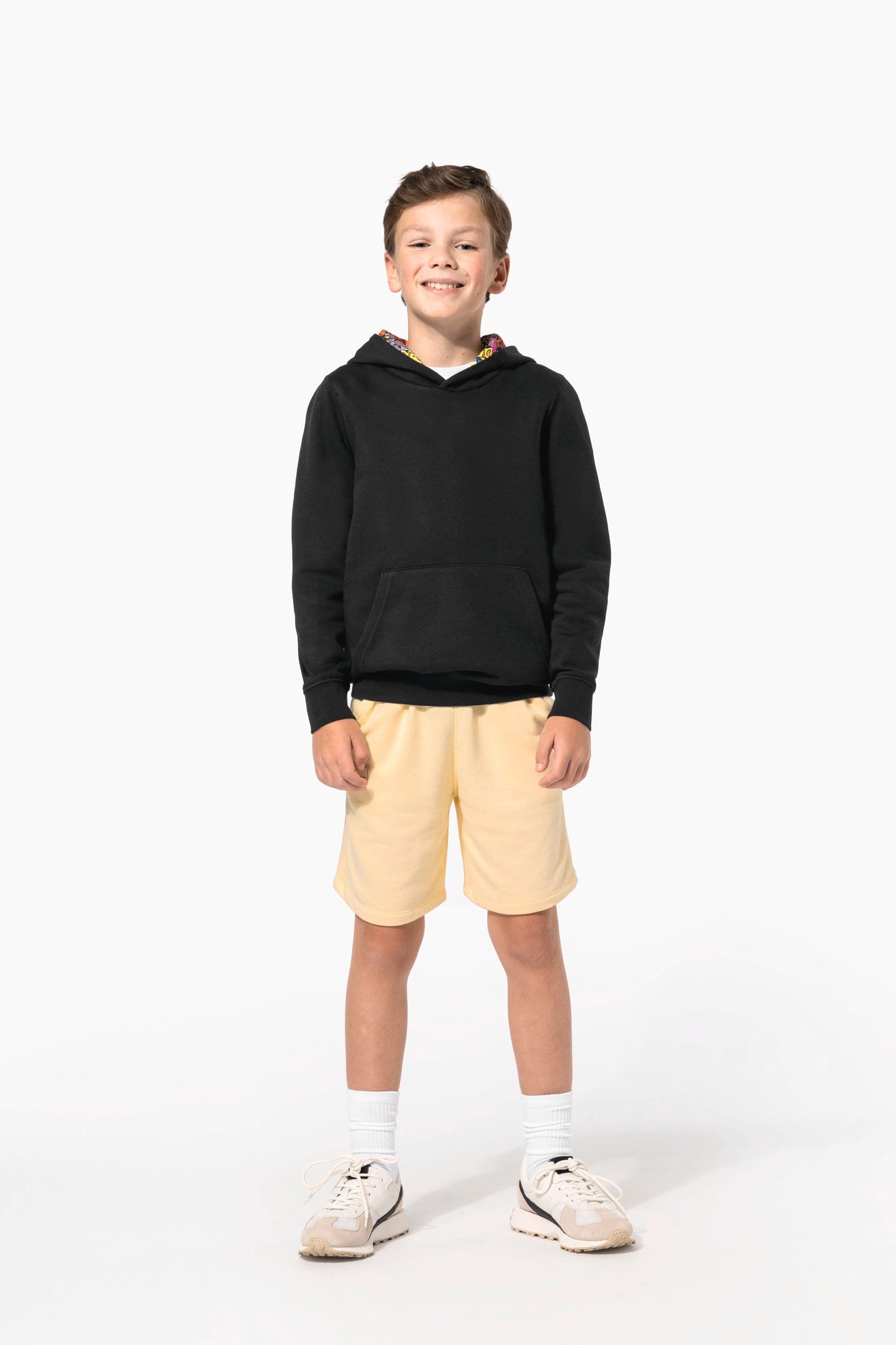 Sweat-shirt à capuche contrastée à motifs enfant unisexe en situation