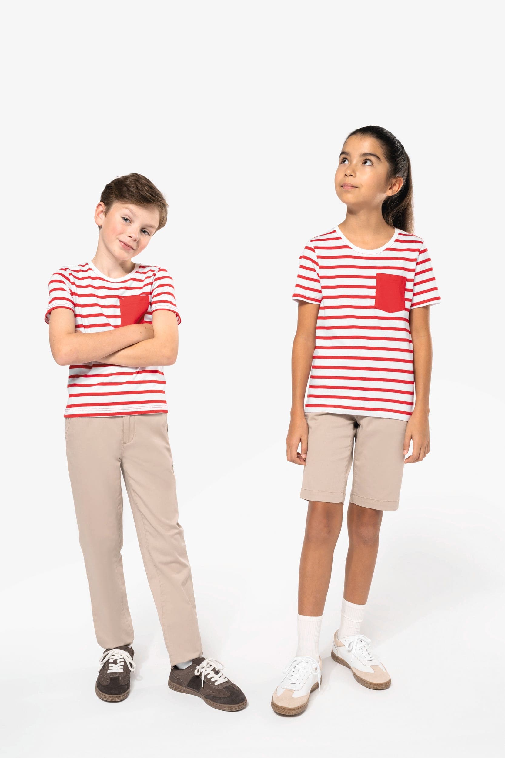 T-shirt rayé marin avec poche manches courtes enfant en situation