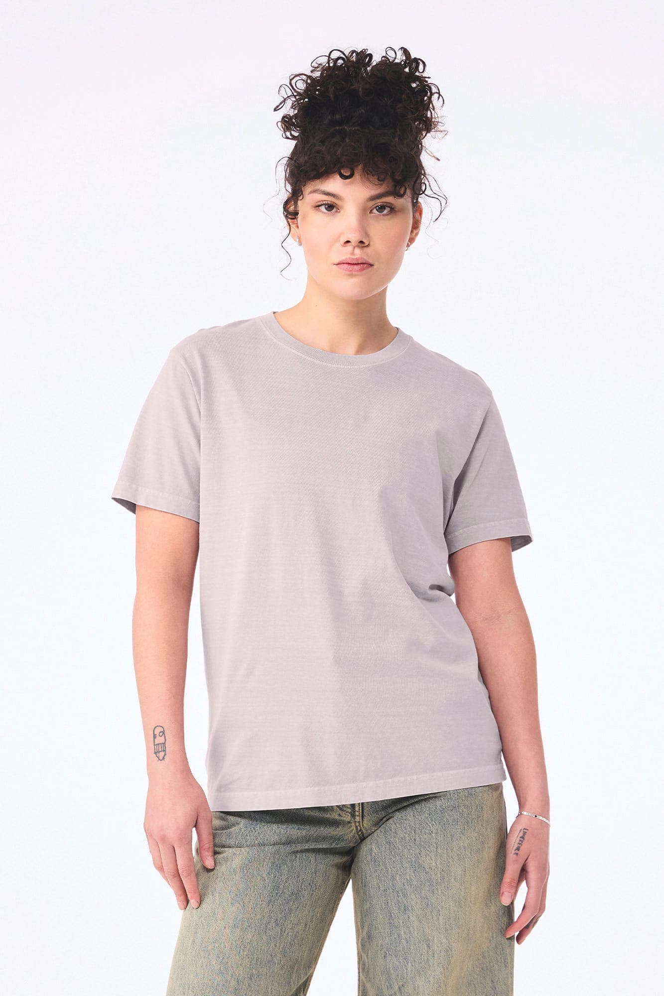 T-shirt délavé épais unisexe en situation