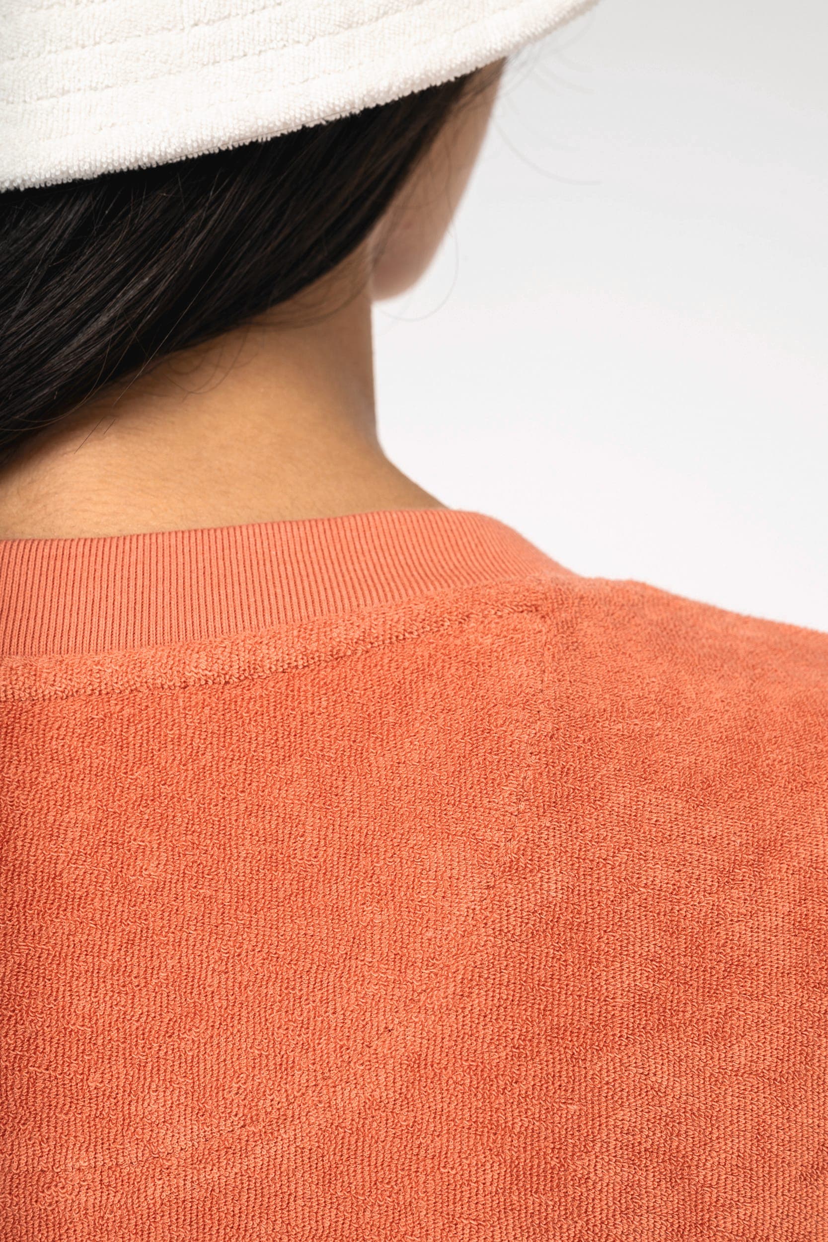 Robe t-shirt écoresponsable en éponge à épaules tombantes femme en situation
