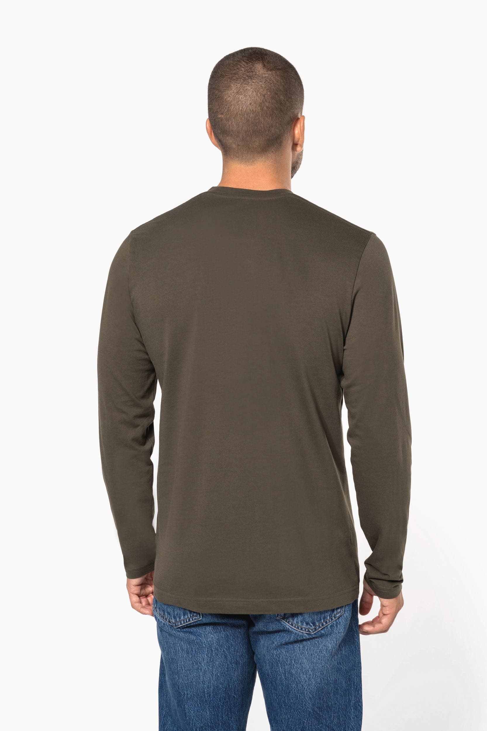 T-shirt col V manches longues homme en situation