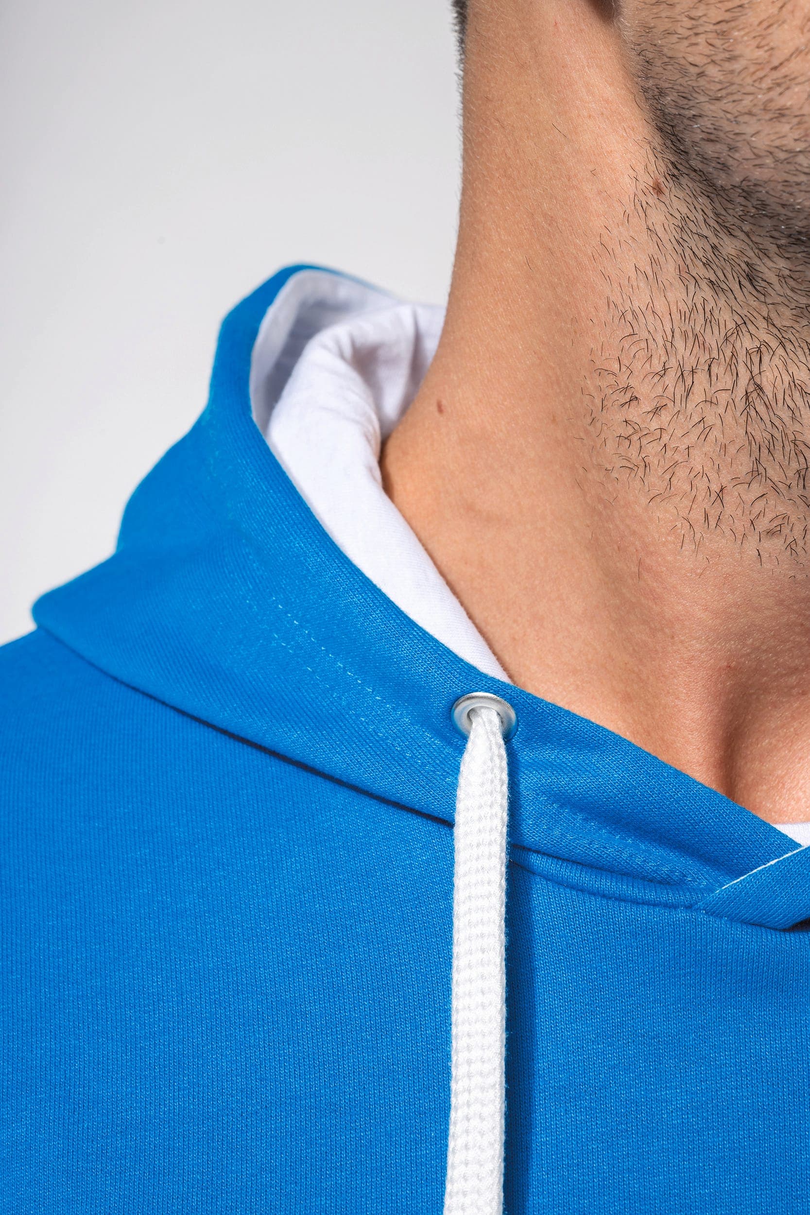 Sweat-shirt capuche contrastée homme en situation