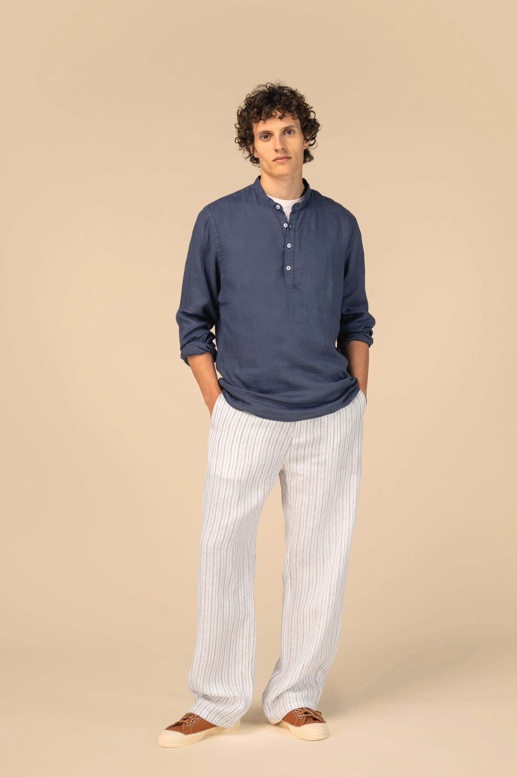 Pantalon rayé en lin homme en situation