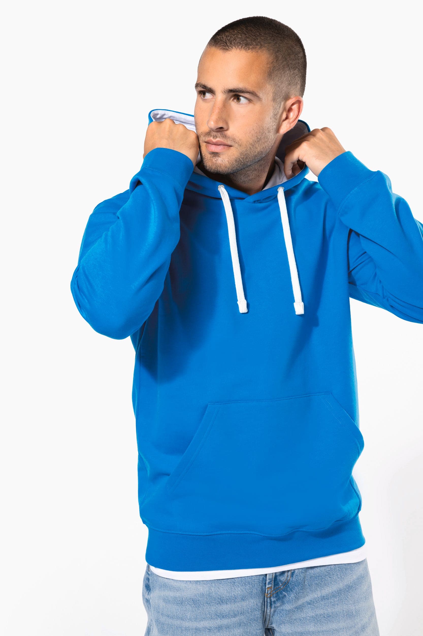 Sweat-shirt capuche contrastée homme en situation