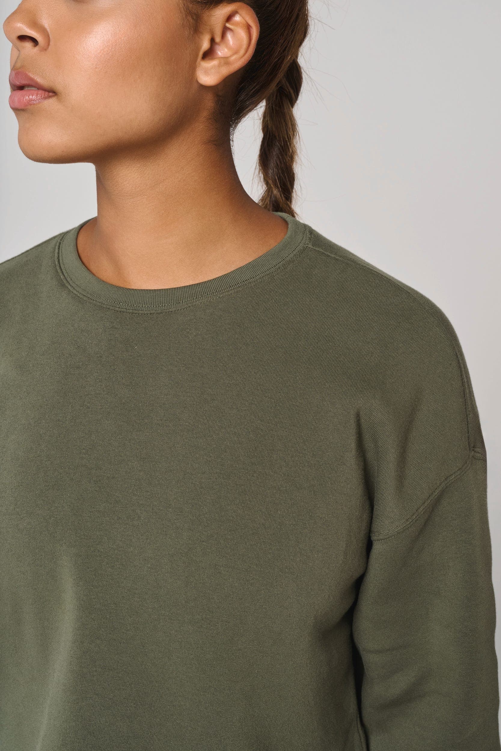 Sweat-shirt crop col rond femme en situation