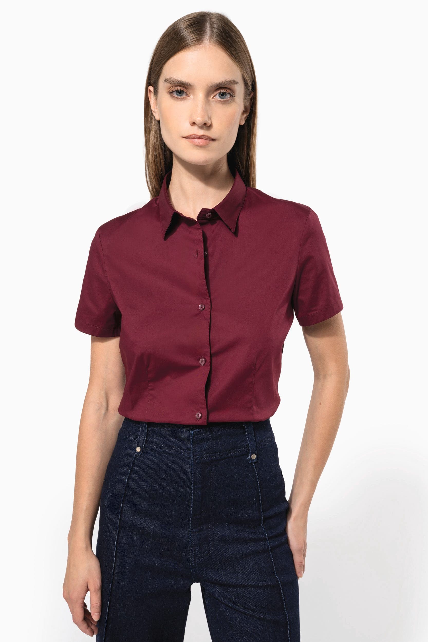 Chemise coton / élasthanne manches courtes femme en situation