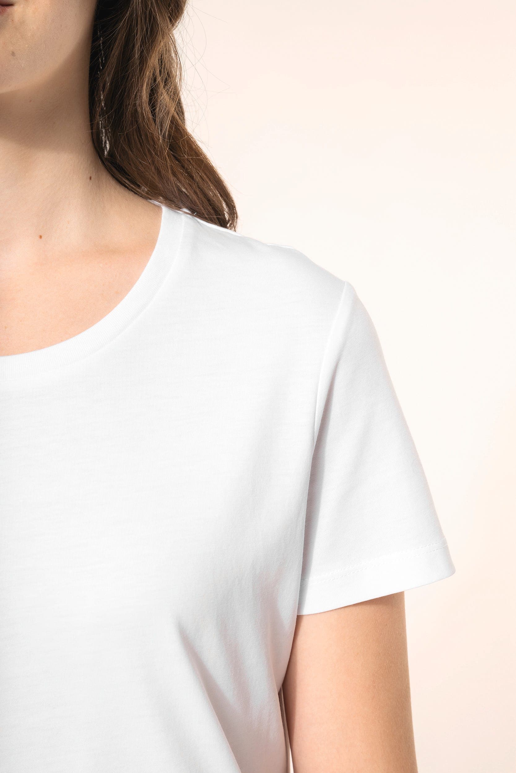 T-shirt Supima® col rond manches courtes femme en situation