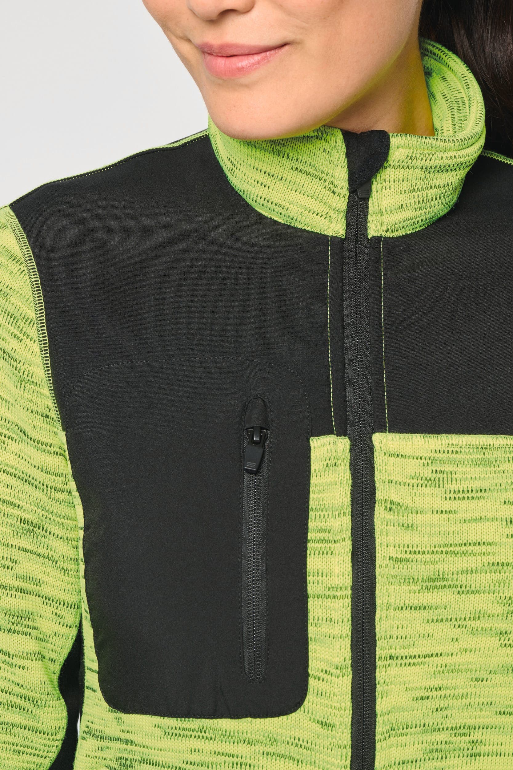 Veste recyclée en polytricot femme en situation