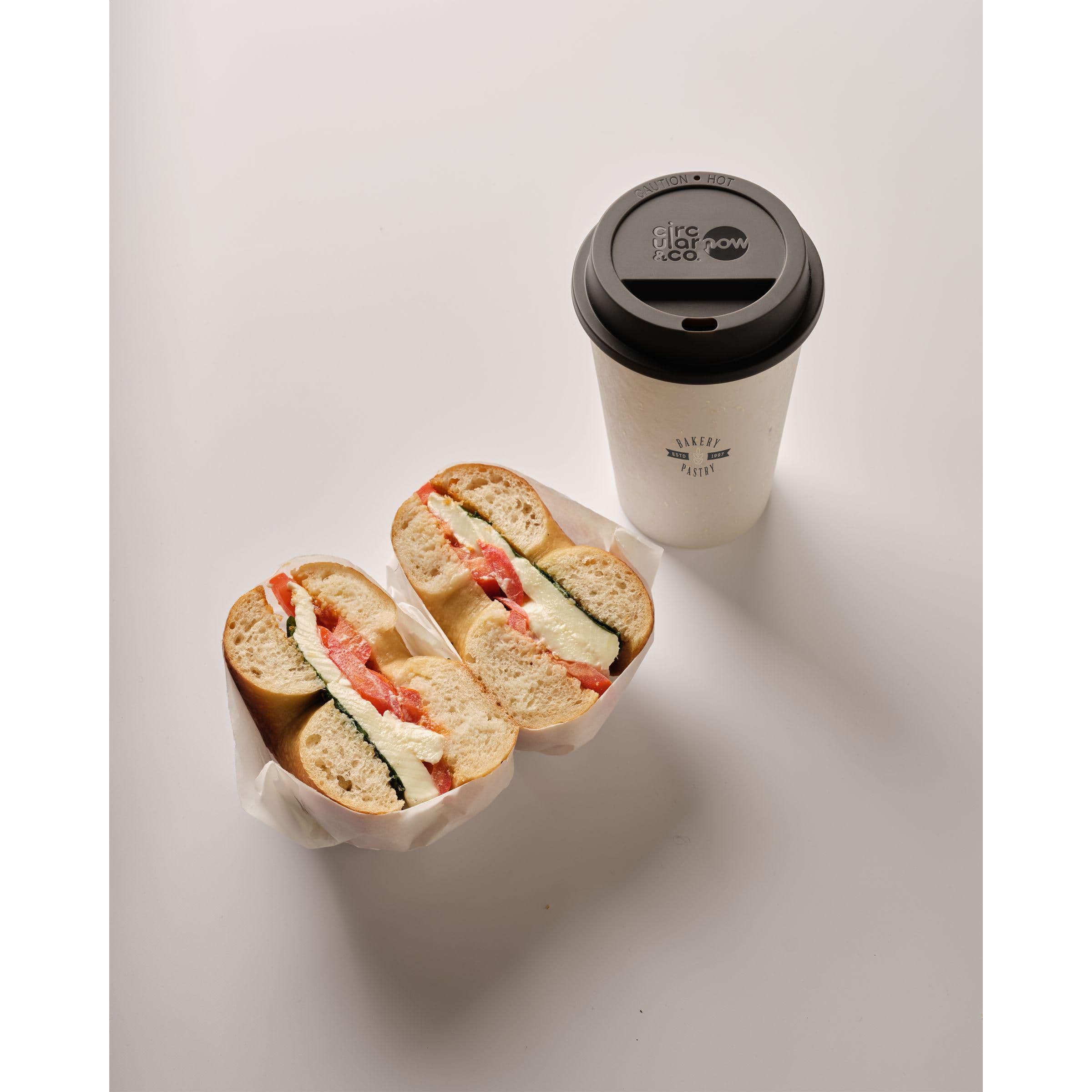 Mug Circular&Co Now Cup recyclé couvercle noir 340 ml en situation