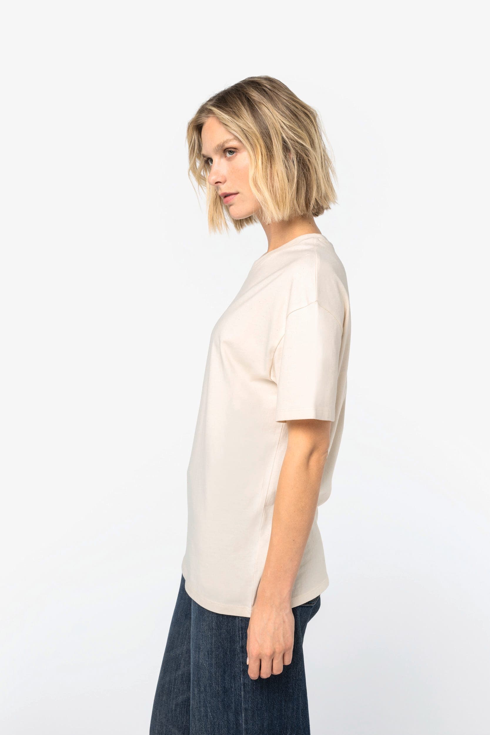 T-shirt écoresponsable à épaules tombantes unisexe en situation