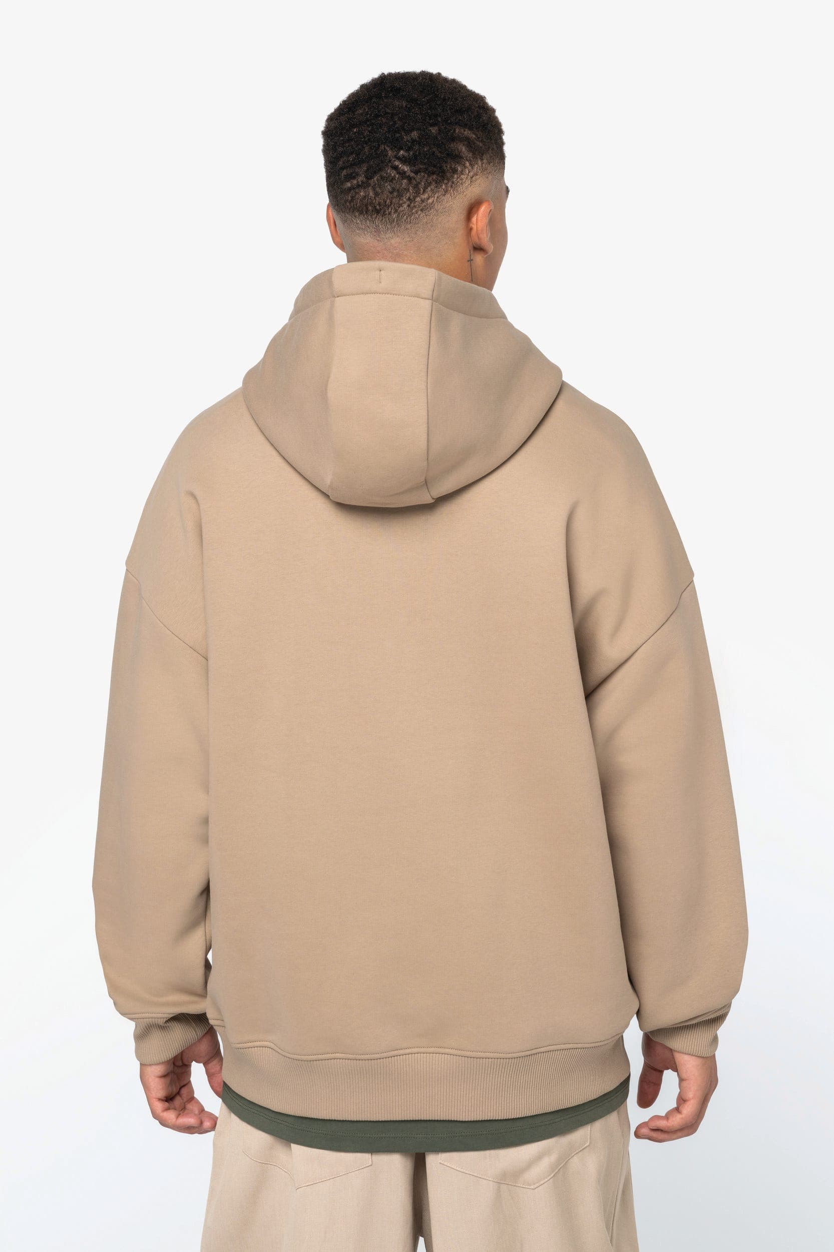 Sweat-shirt écoresponsable à capuche oversize unisexe en situation