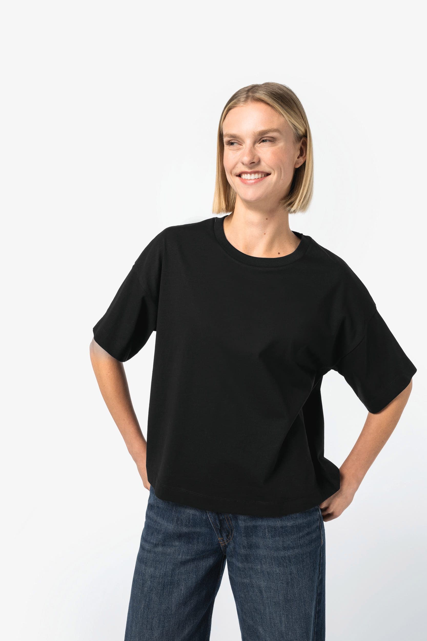 T-shirt écoresponsable boxy à épaules tombantes femme en situation