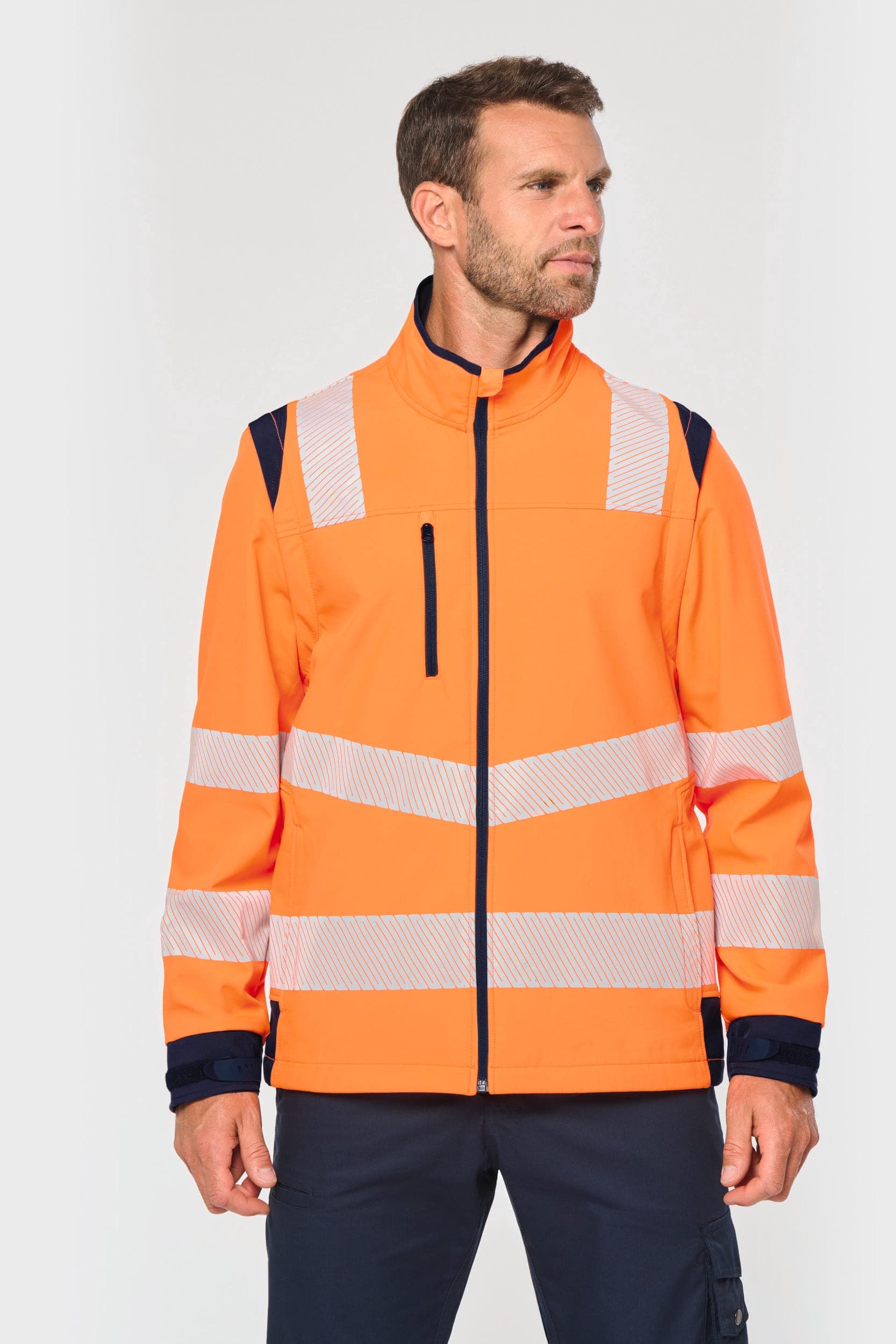 Veste softshell de sécurité recyclée avec manches détachables unisexe en situation