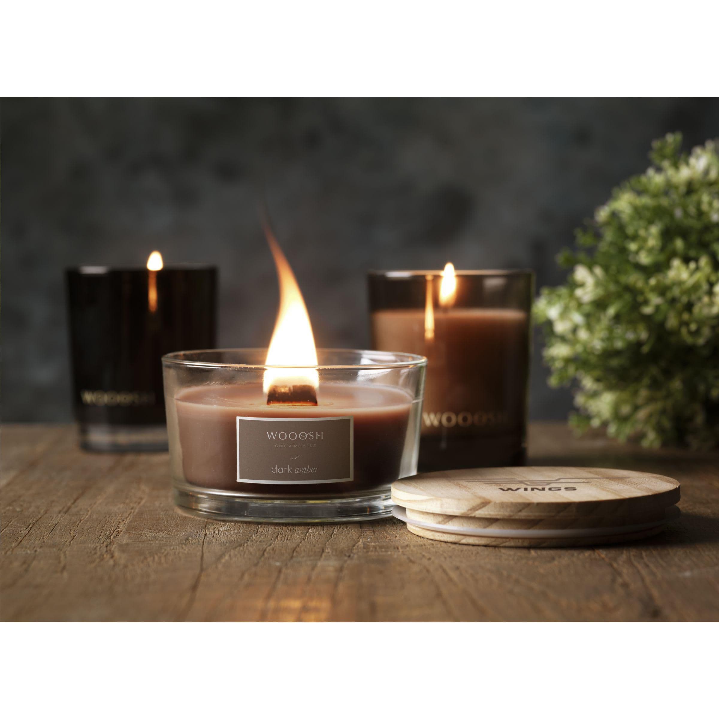 Bougie parfumée Wooosh Flame Dark Amber en situation