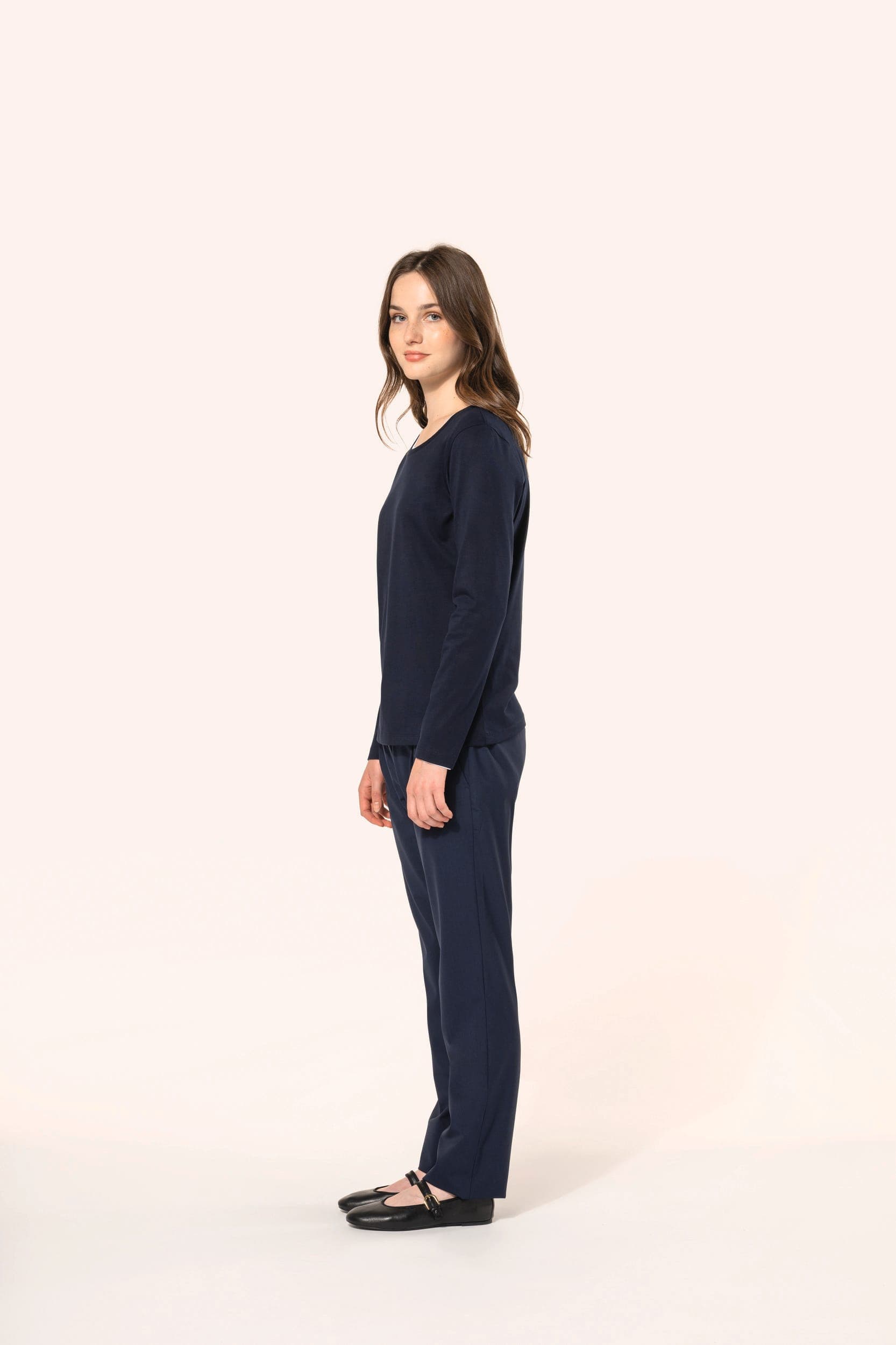 T-shirt Supima® col rond manches longues femme en situation