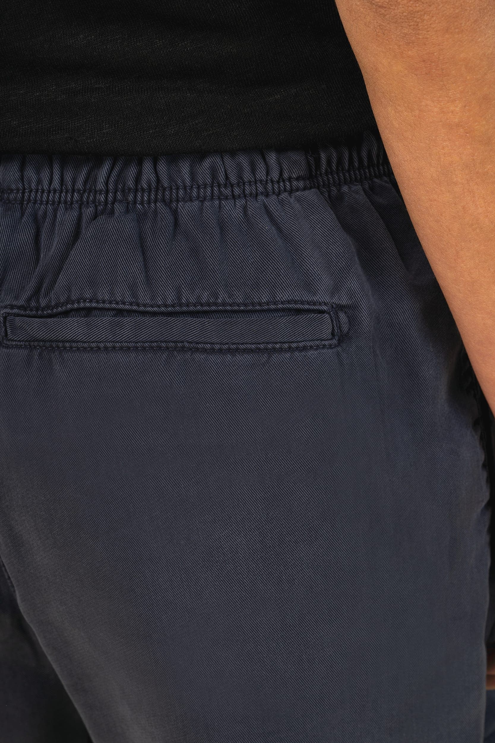 Short écoresponsable délavé en lyocell femme en situation