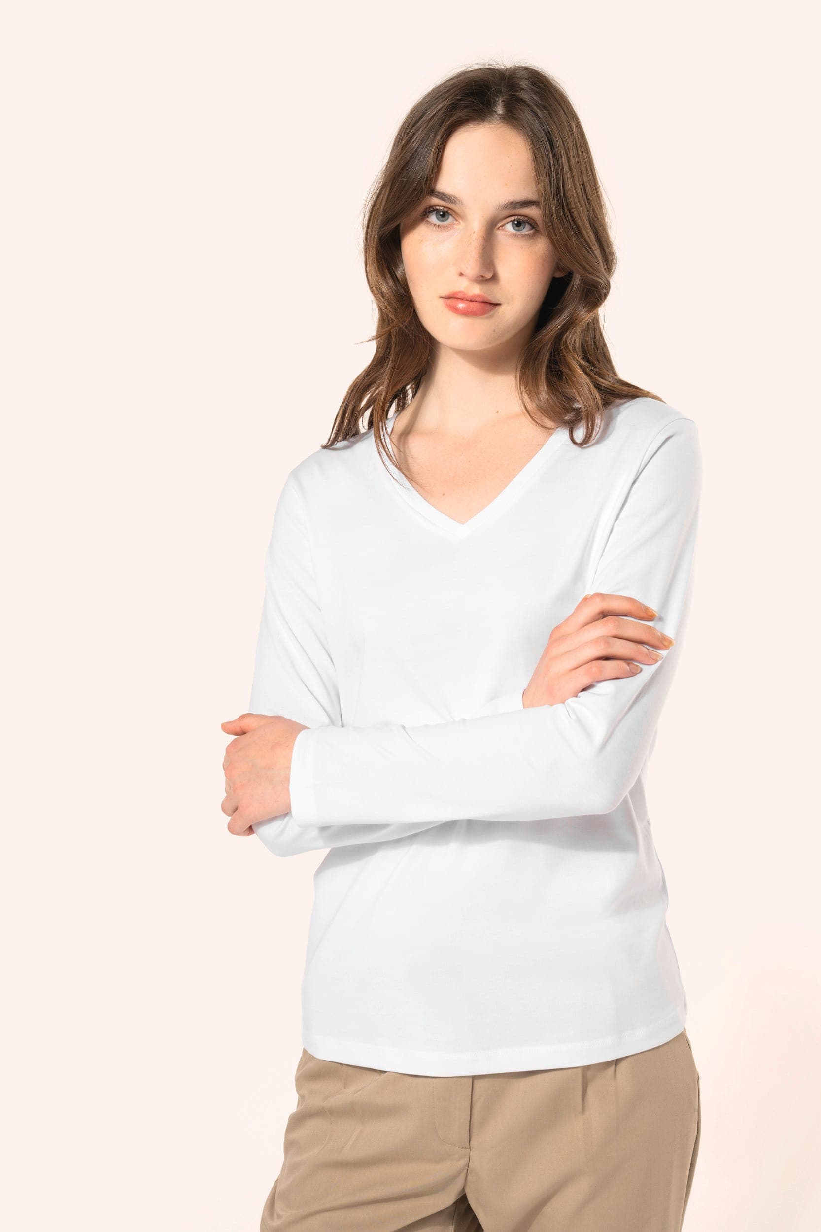 T-shirt Supima® col V manches longues femme en situation