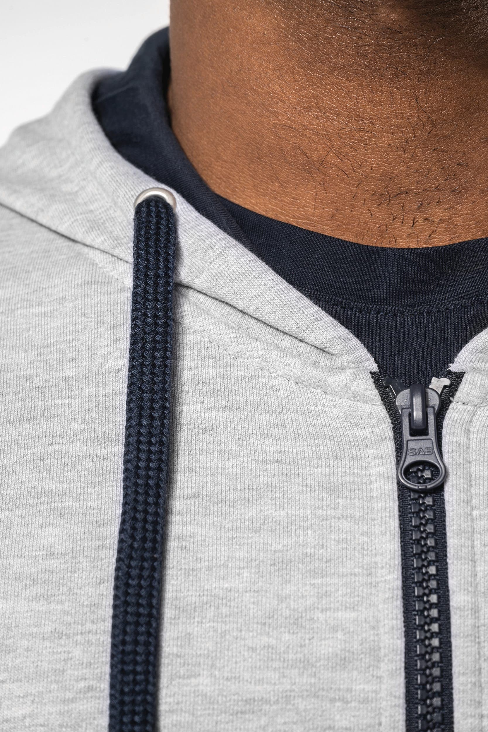Sweat-shirt zippé capuche contrastée en situation