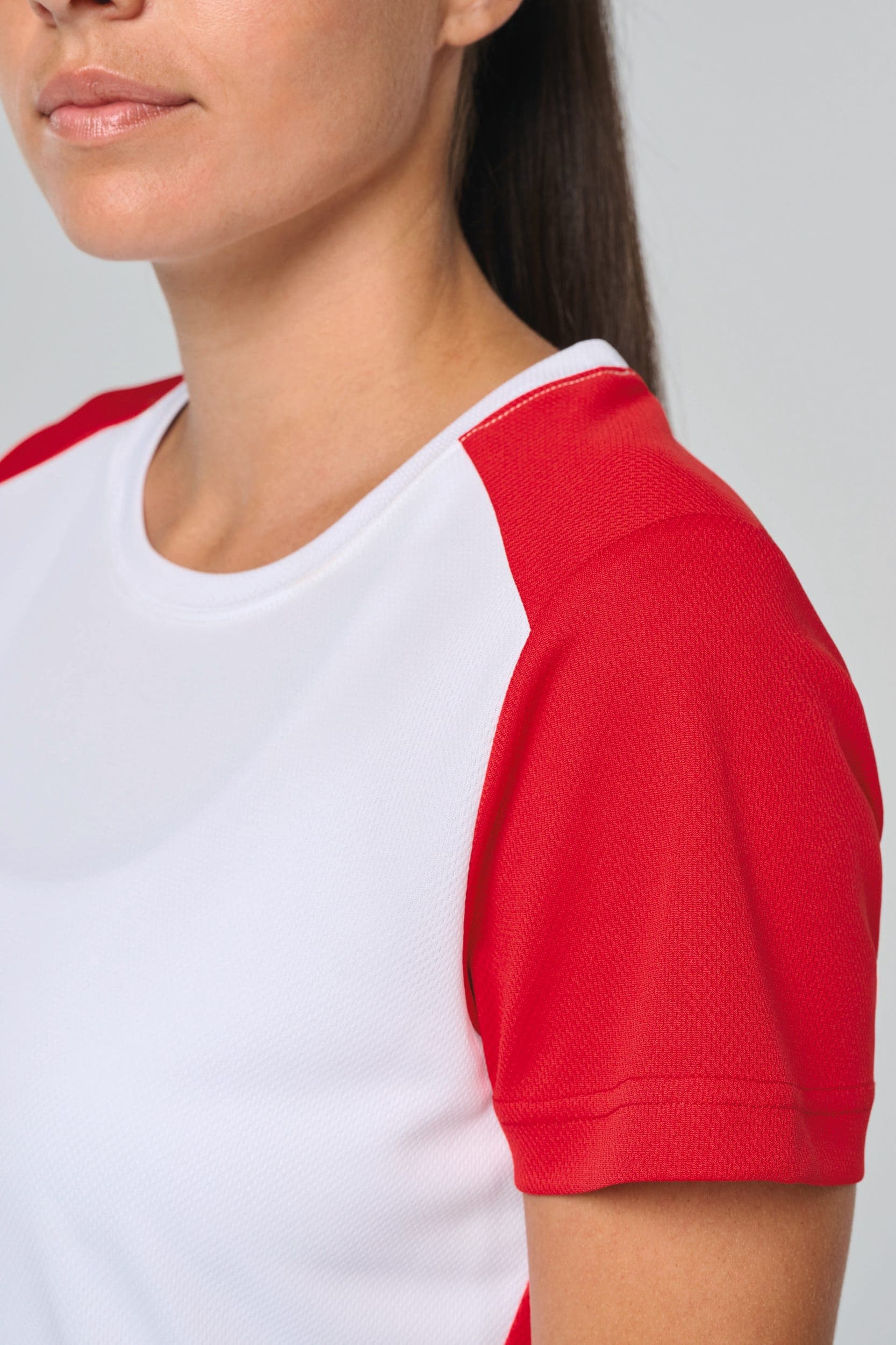 T-shirt de sport écoresponsable bicolore femme en situation