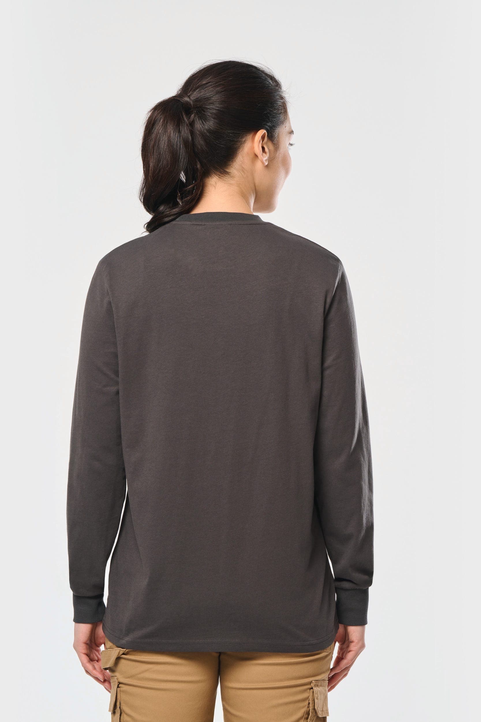 T-shirt écoresponsable manches longues unisexe en situation