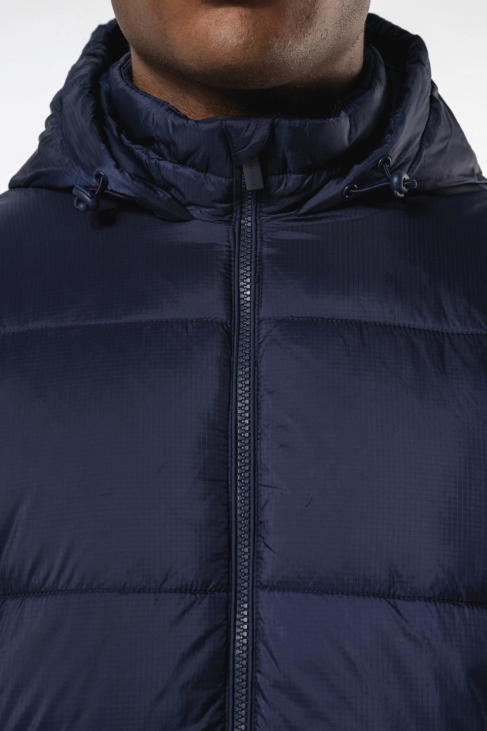 Veste unisexe ripstop recyclée à capuche en situation