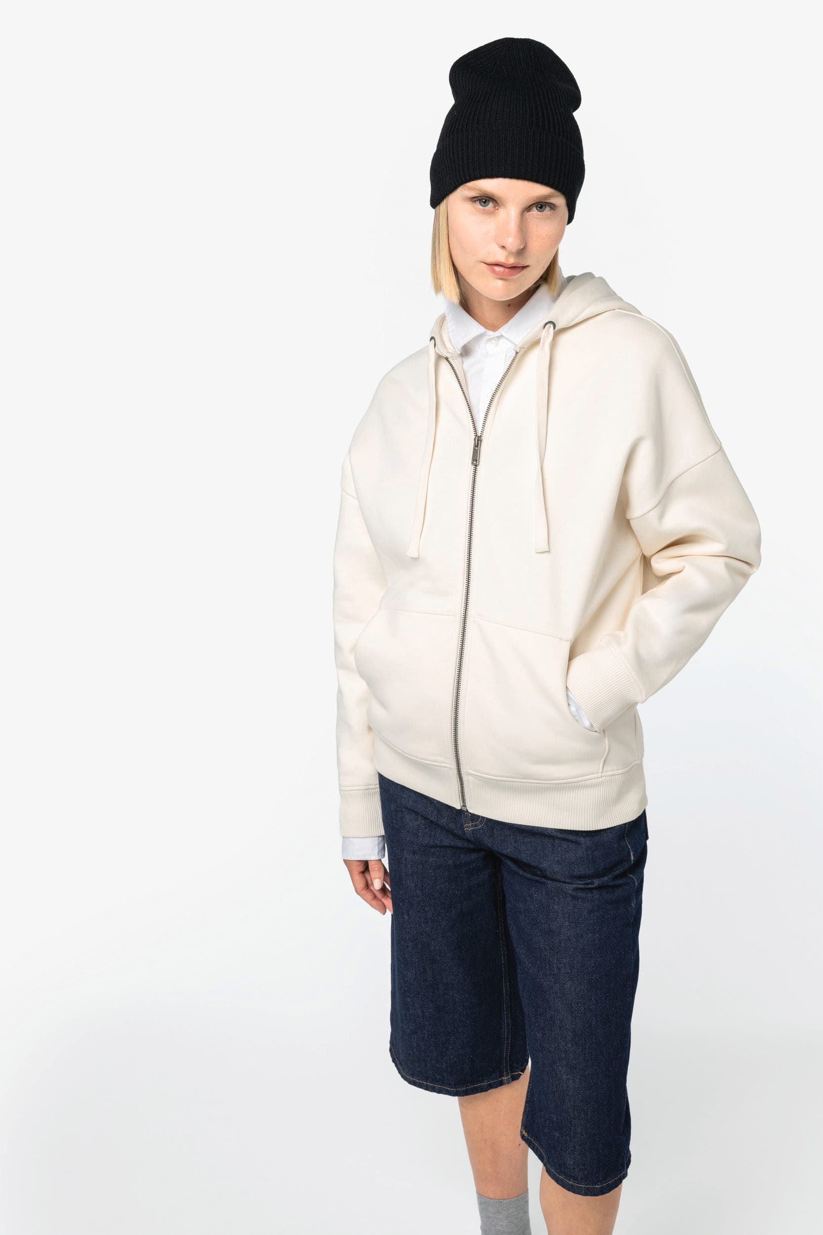 Sweat-shirt écoresponsable zippé à capuche oversize unisexe en situation