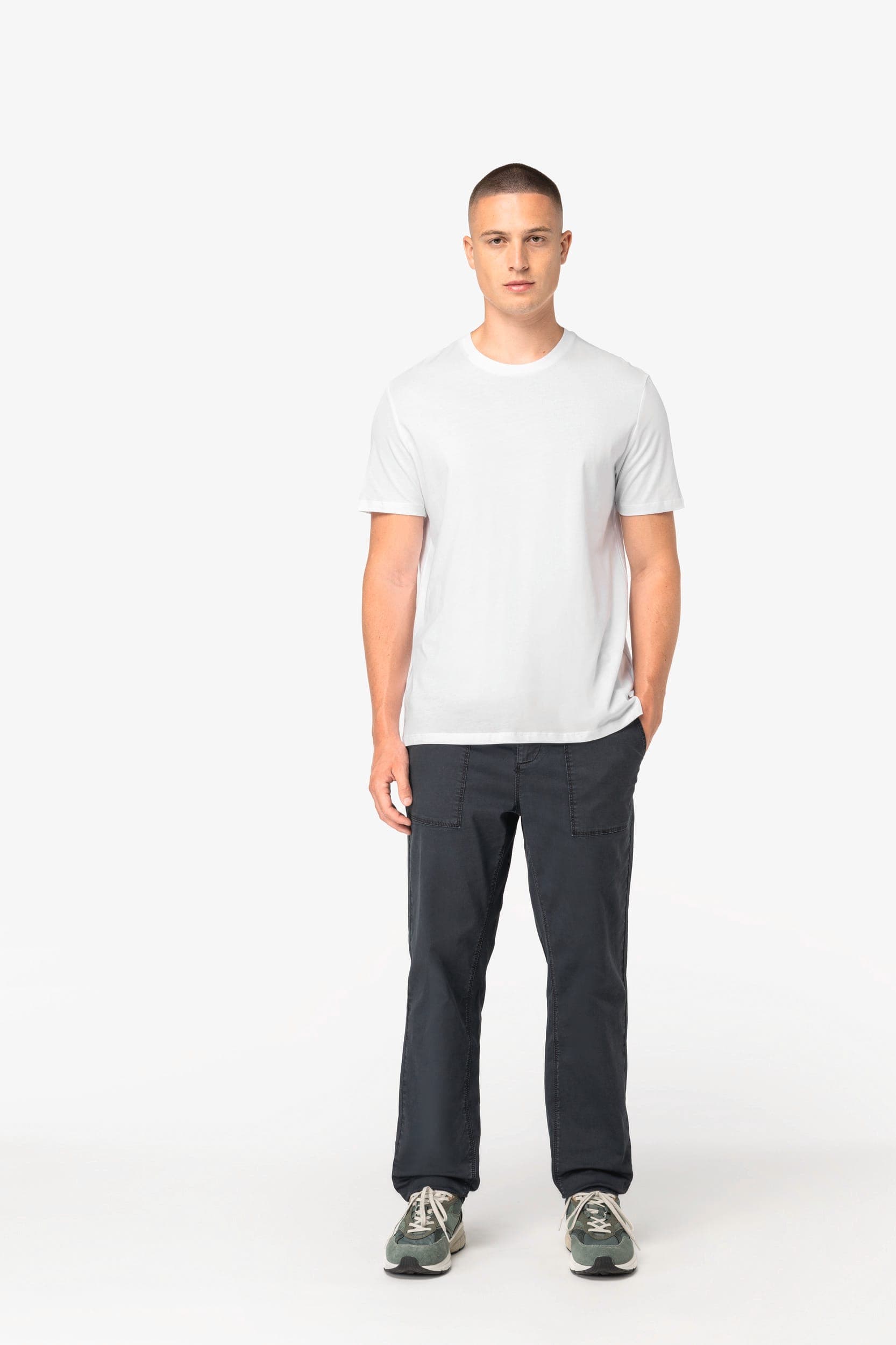 Pantalon utility écoresponsable délavé homme en situation