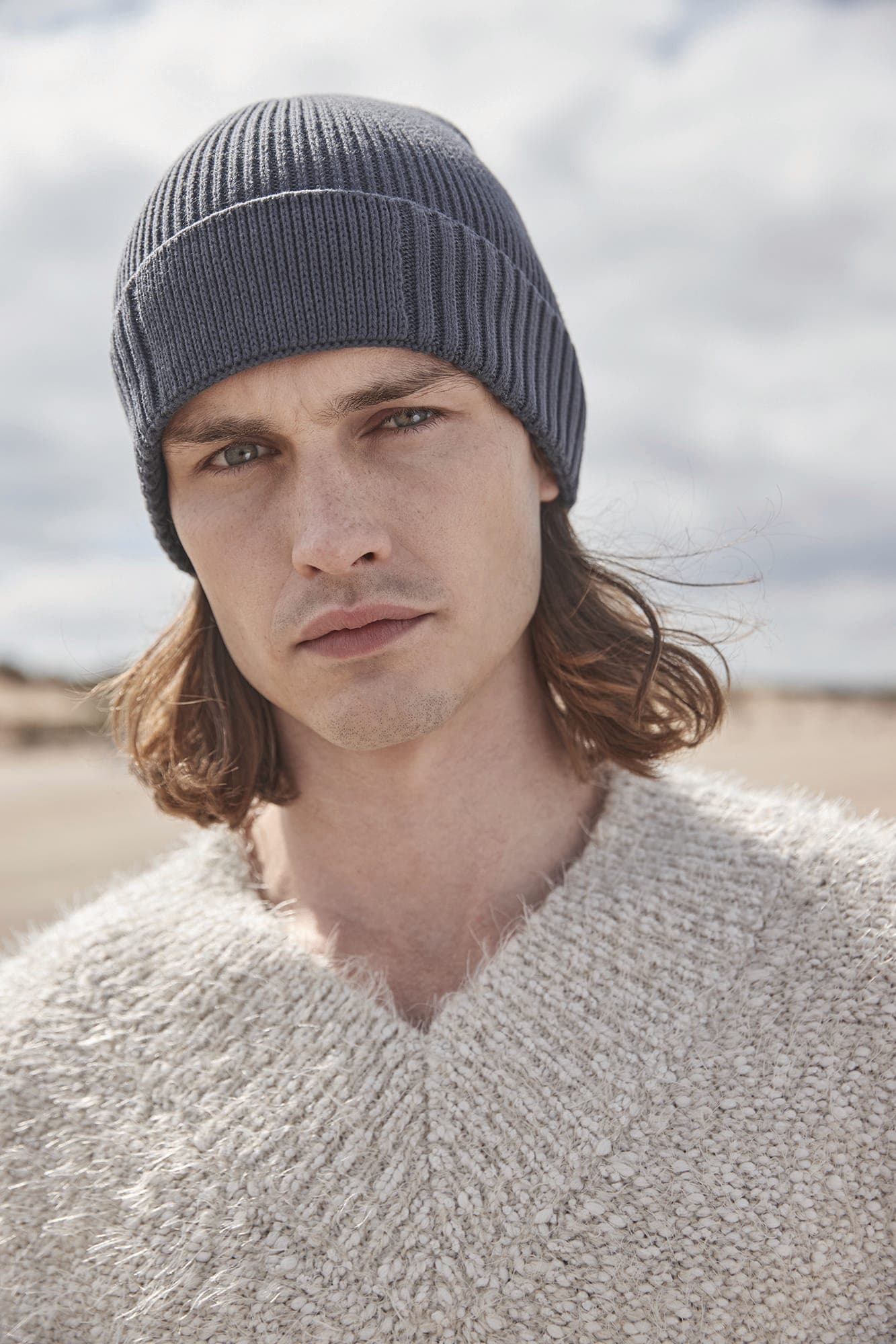 ORGANIC COTTON ENGINEERED PATCH BEANIE en situation