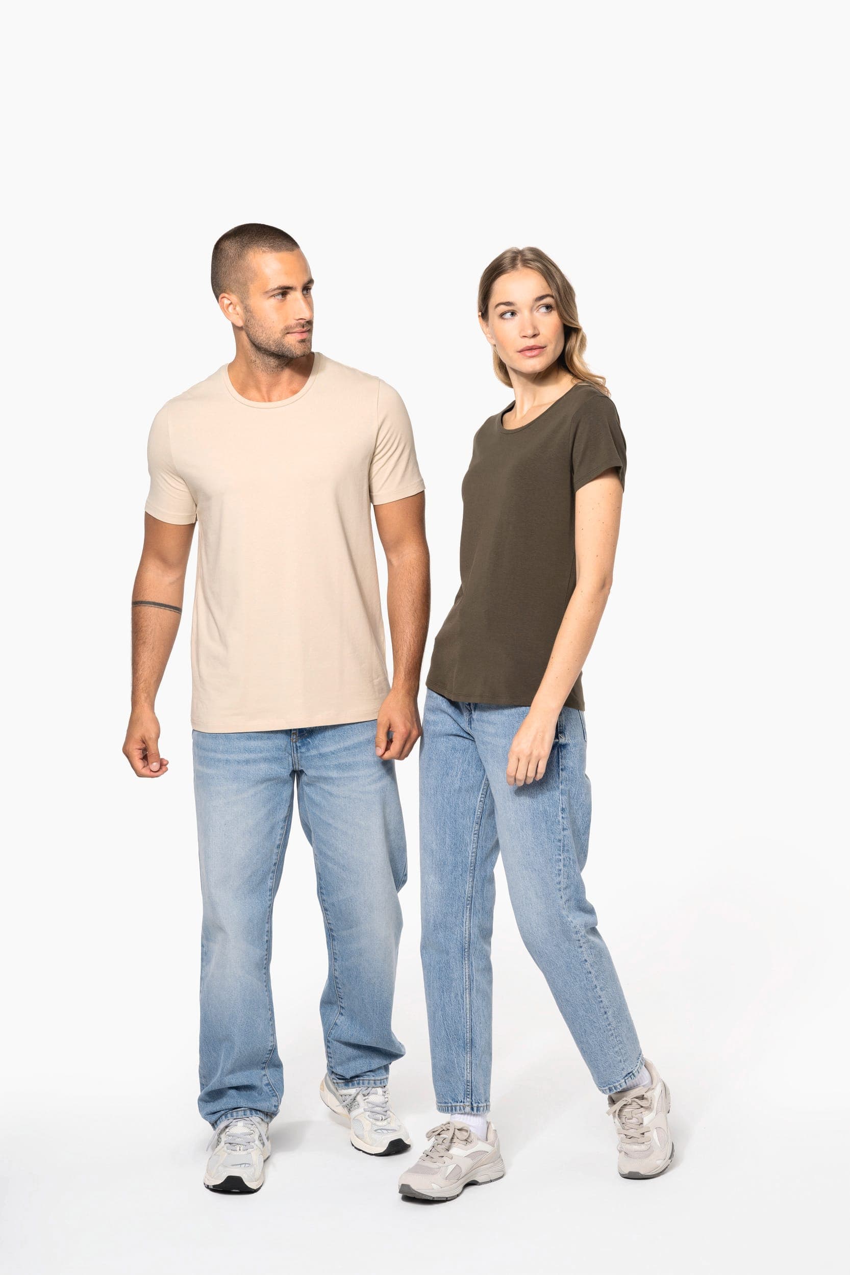 T-shirt col rond manches courtes femme en situation