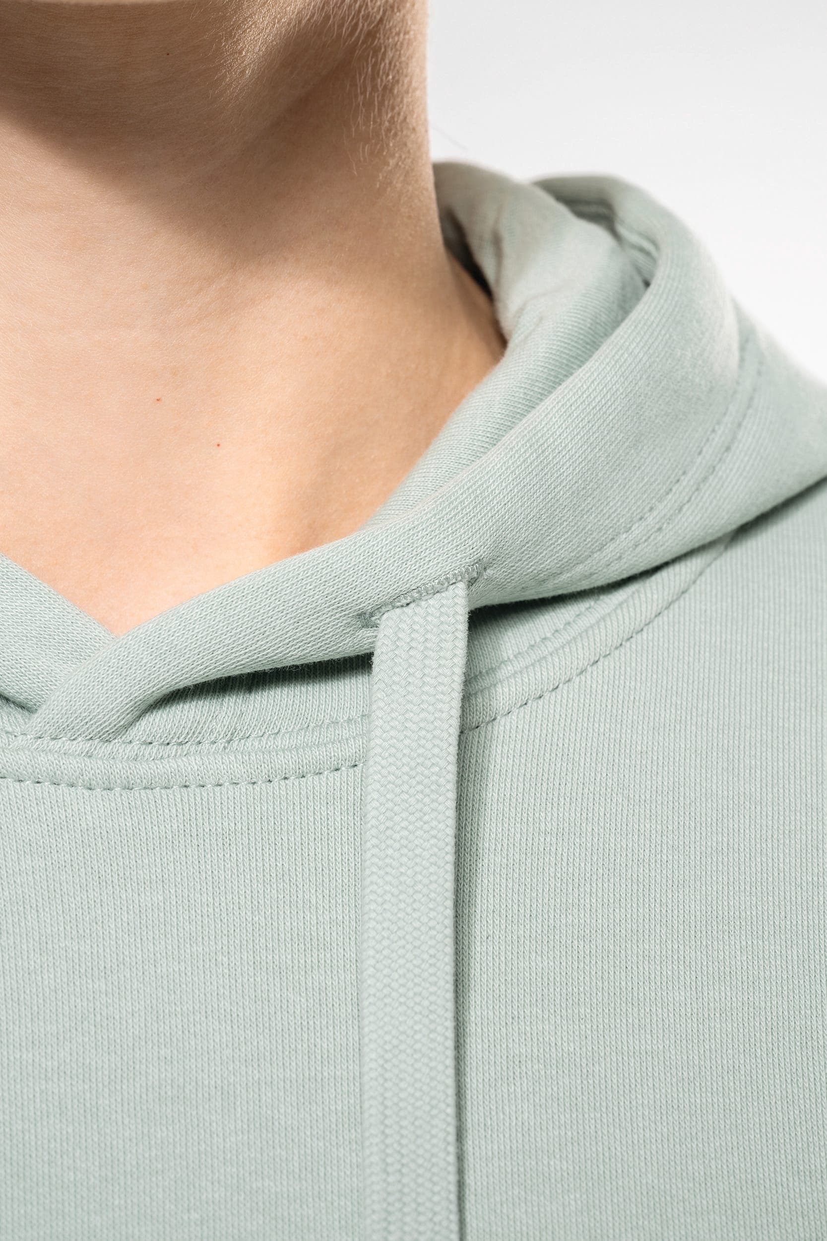 Sweat-shirt écoresponsable à capuche femme en situation