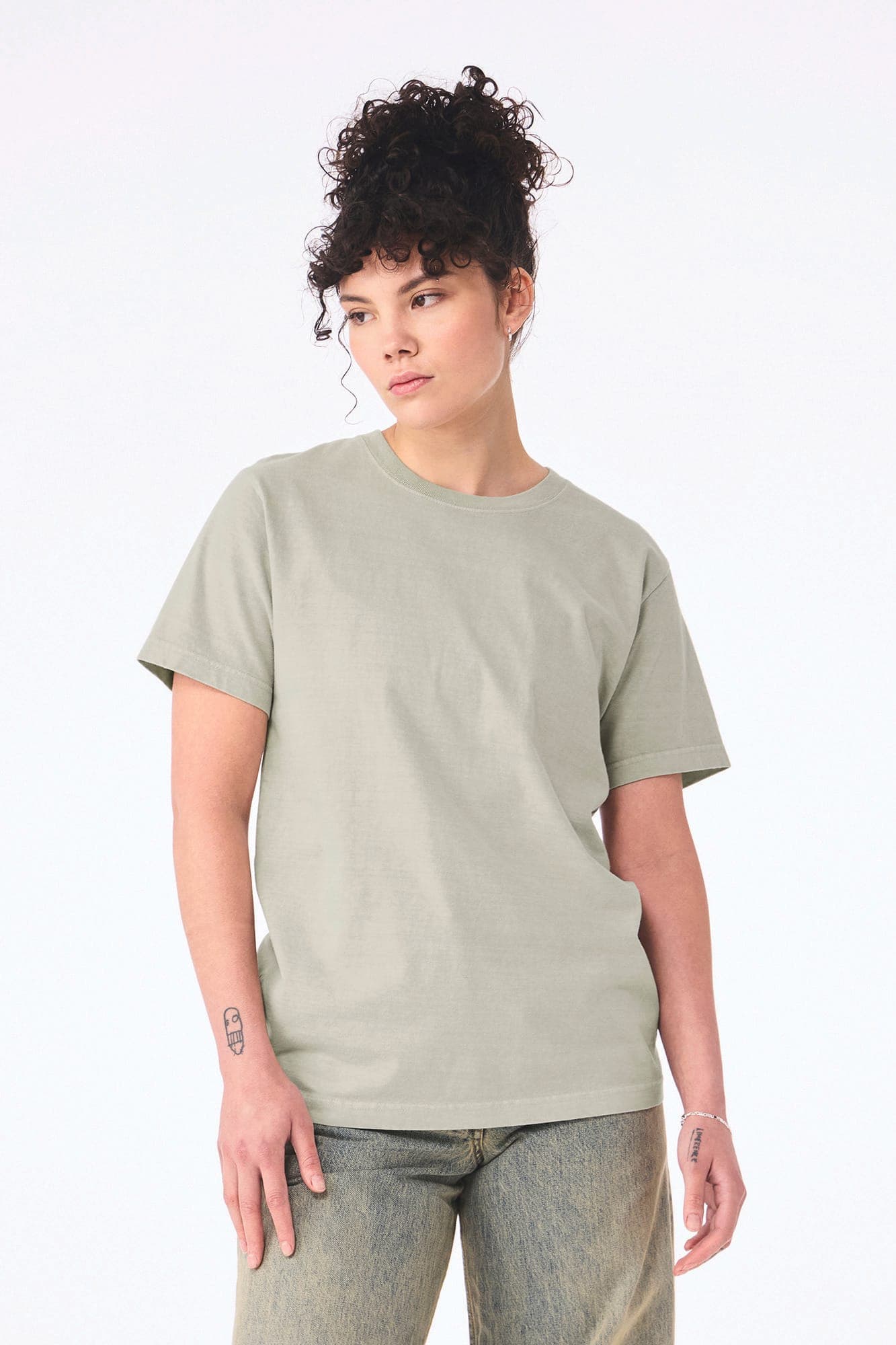 T-shirt délavé épais unisexe en situation