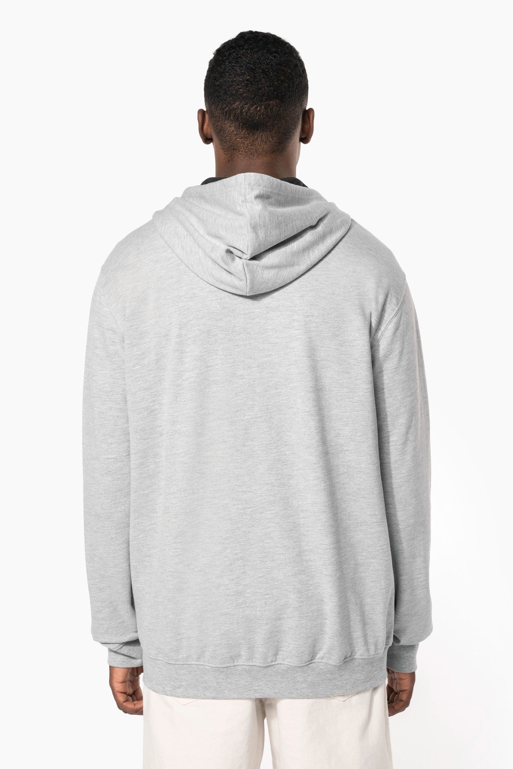 Sweat-shirt zippé capuche contrastée en situation
