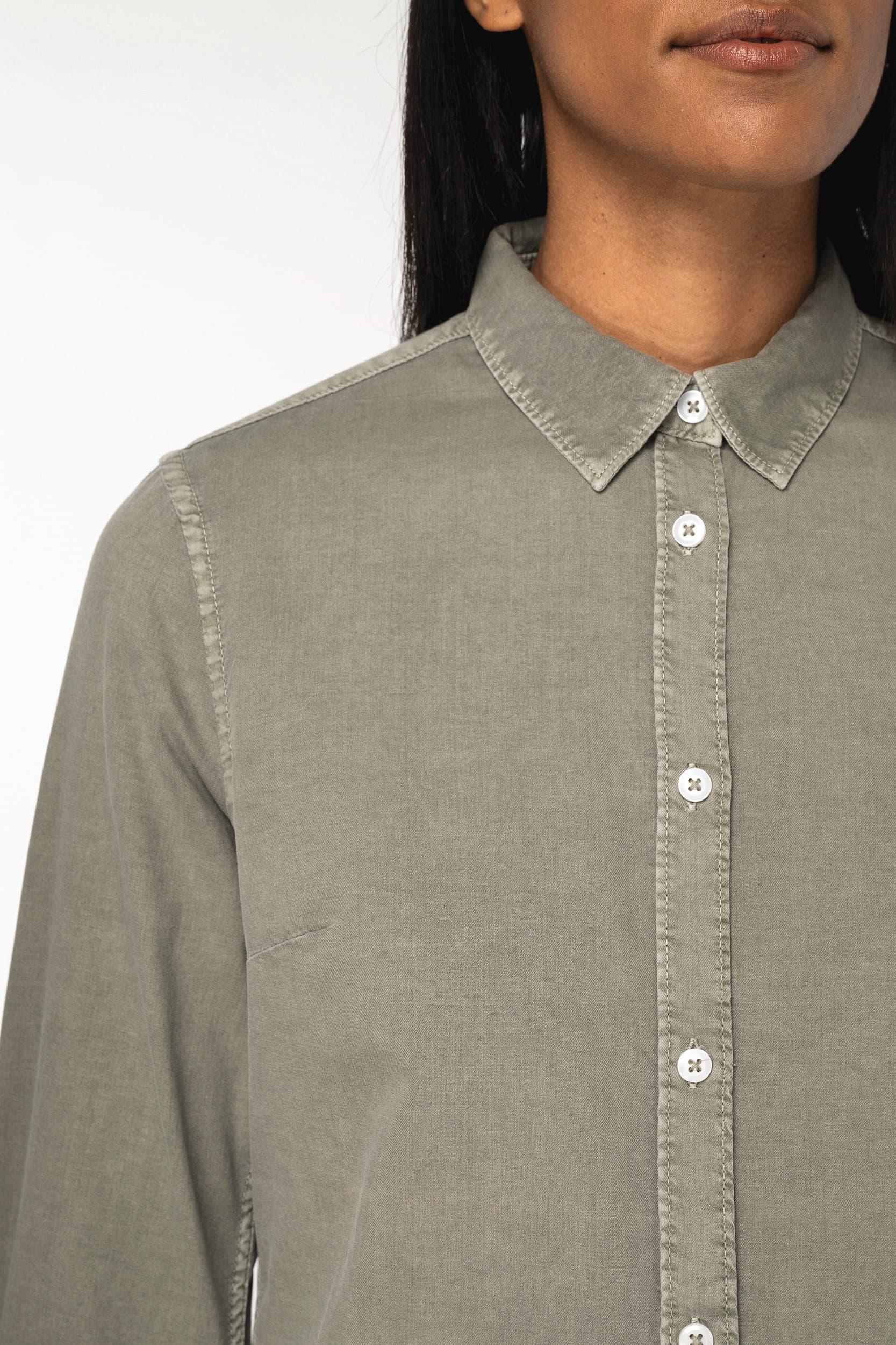 Chemise écoresponsable délavée femme en situation