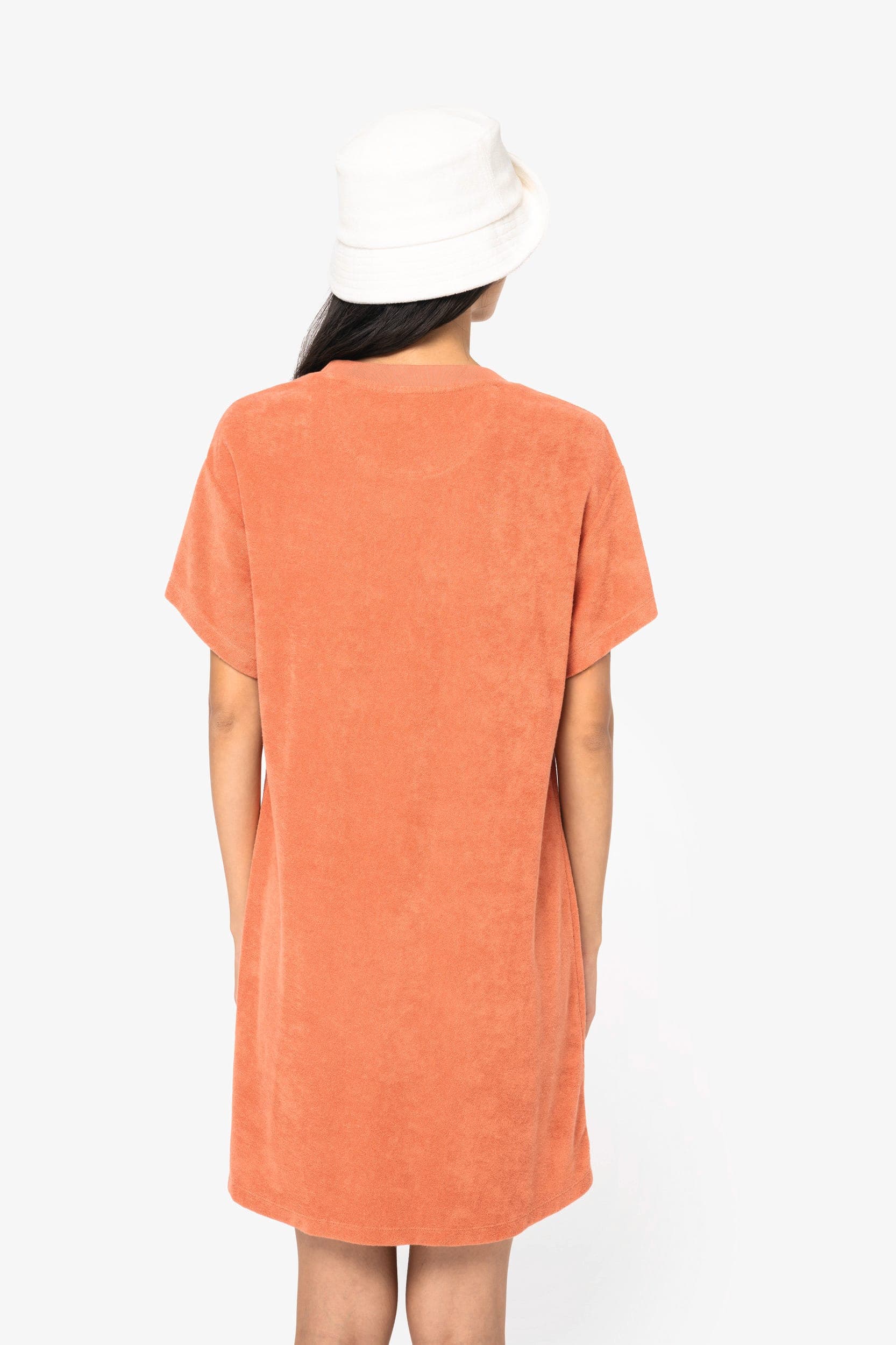 Robe t-shirt écoresponsable en éponge à épaules tombantes femme en situation