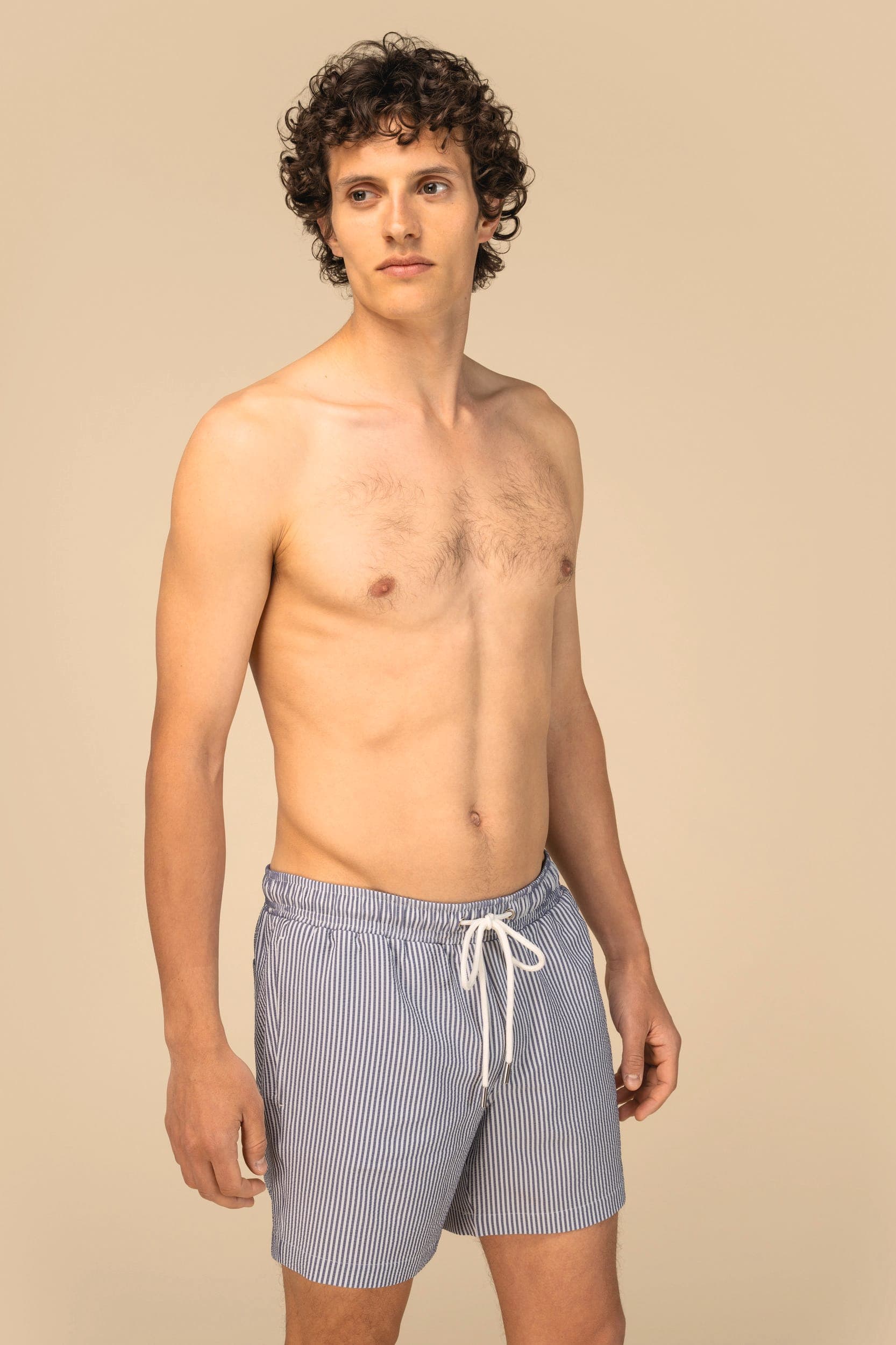 Short de bain écoresponsable rayé homme en situation
