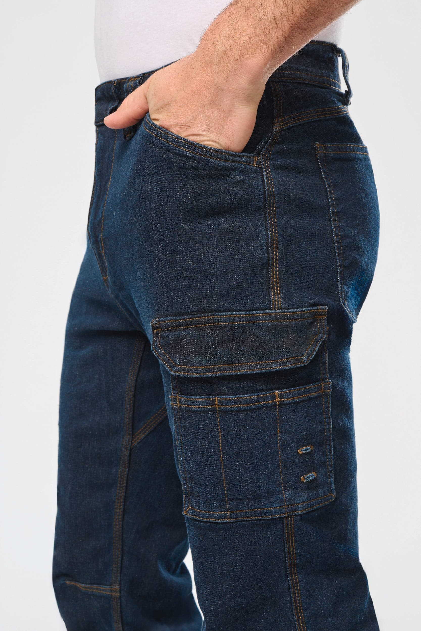 Pantalon Denim multipoches homme en situation